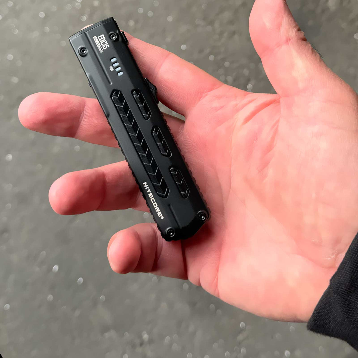 Nitecore EDC15 – EDC-Taschenlampe mit 1200 Lumen, 365-nm-UV-Licht und USB-C. Größenvergleich der kompakten Taschenlampe in der Hand.