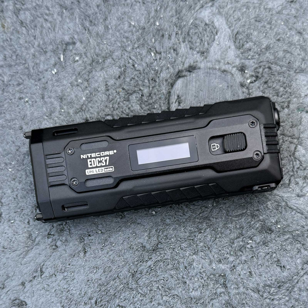 Nitecore EDC37 – Taschenlampe mit 8000 lm, Spot- & Flutlicht, USB-C & OLED
