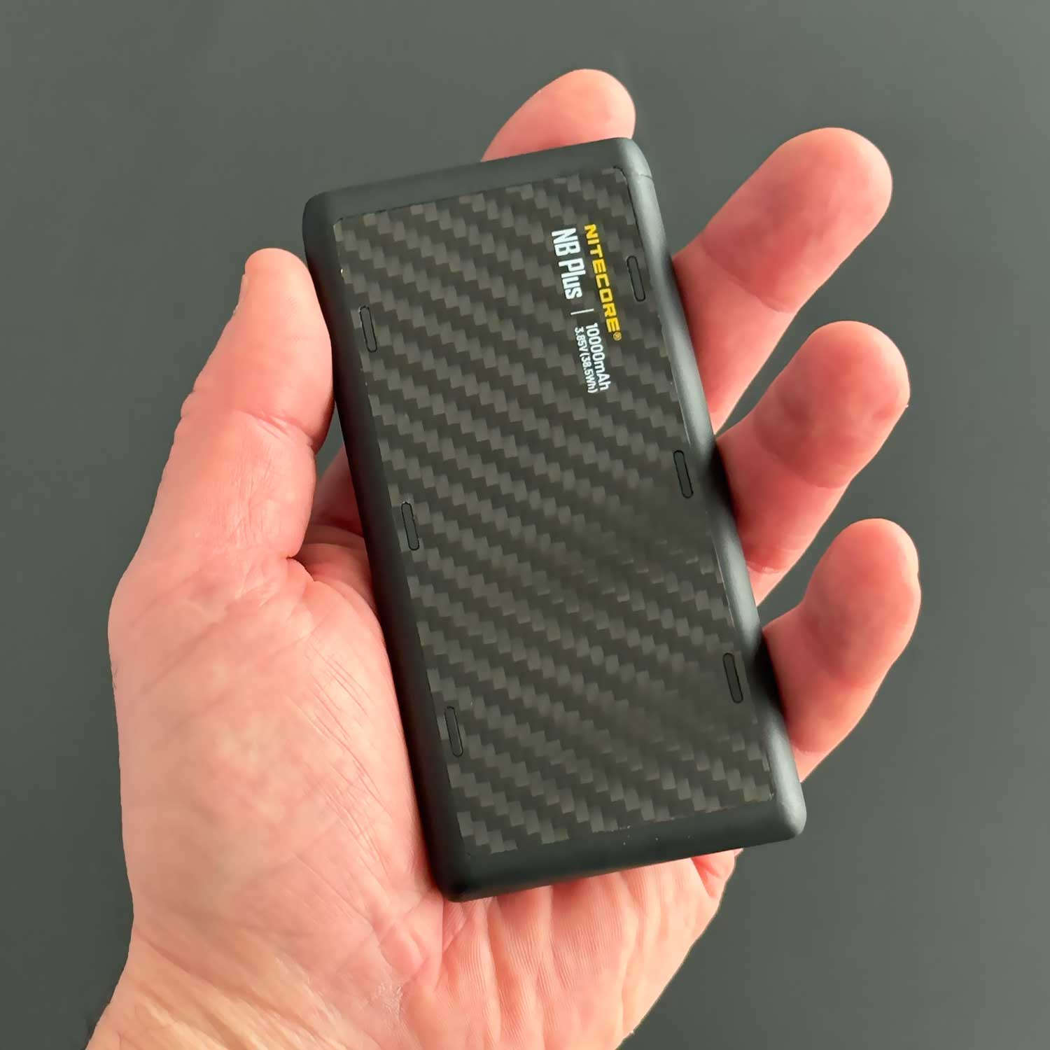 Nitecore NB Plus – 10.000mAh Carbon Powerbank mit USB-C & USB-A, PD/QC, IPX7 – Akkukapazität, Größenvergleich in der Hand