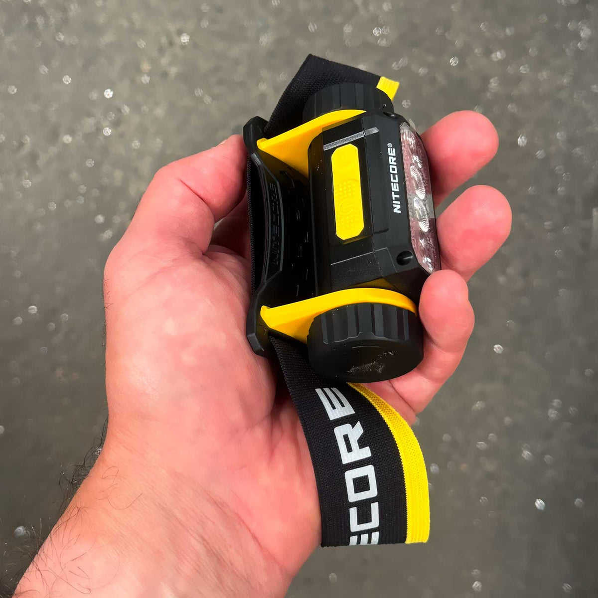 Nitecore NWH20 – in der Hand als Größenvergleich