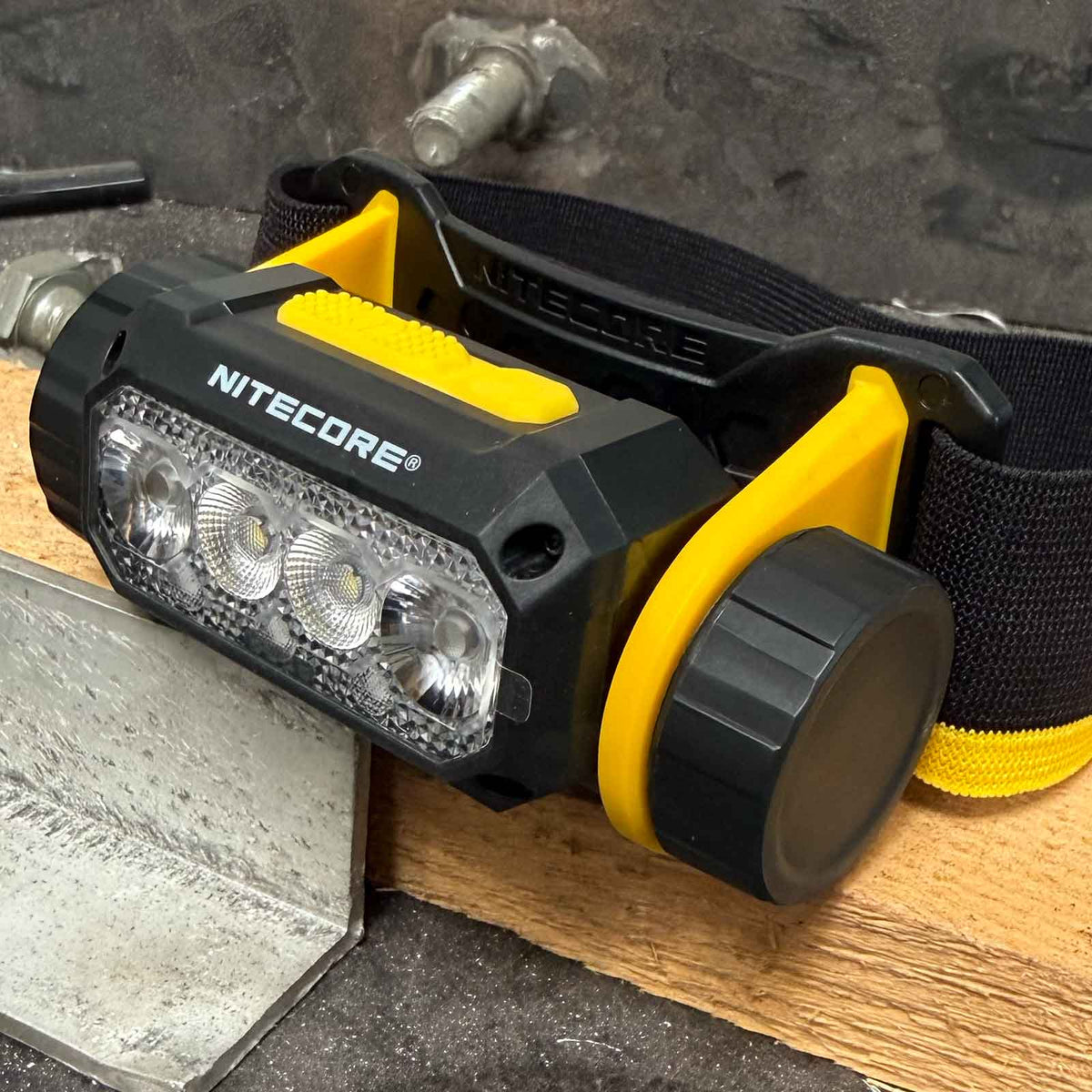 Nitecore NWH20 – Arbeits-Stirnlampe mit 600 Lumen, stufenlosem Fokus und USB-C-Akku. Darstellung der Stirnlampe für den Werkstatteinsatz.