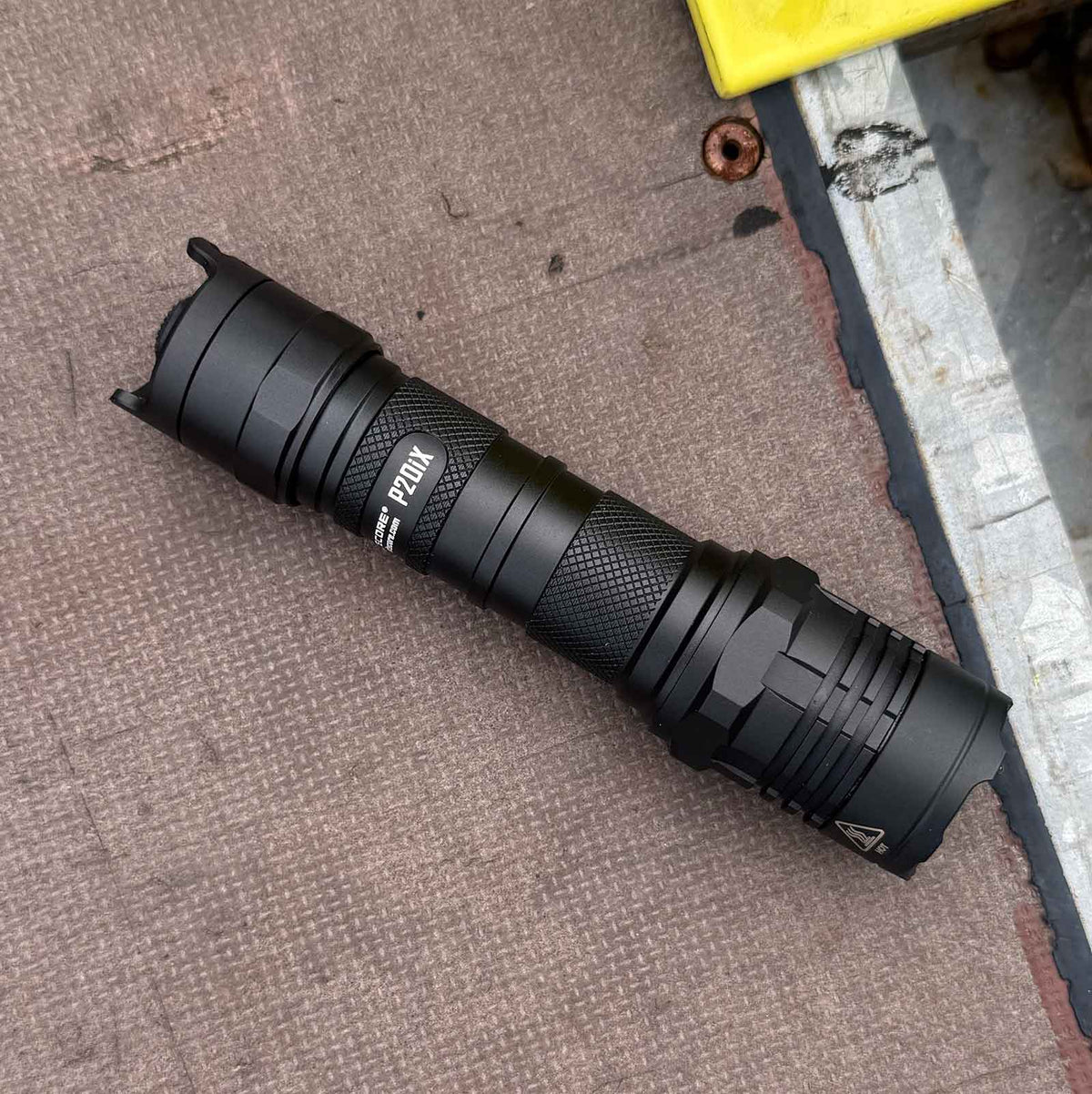 Nitecore P20iX PEL 2.0 – Polizei-Taschenlampe mit 4000 Lumen, Akku und USB-C. Ansicht der LED-Einsatzlampe mit maximal 4000 Lumen.