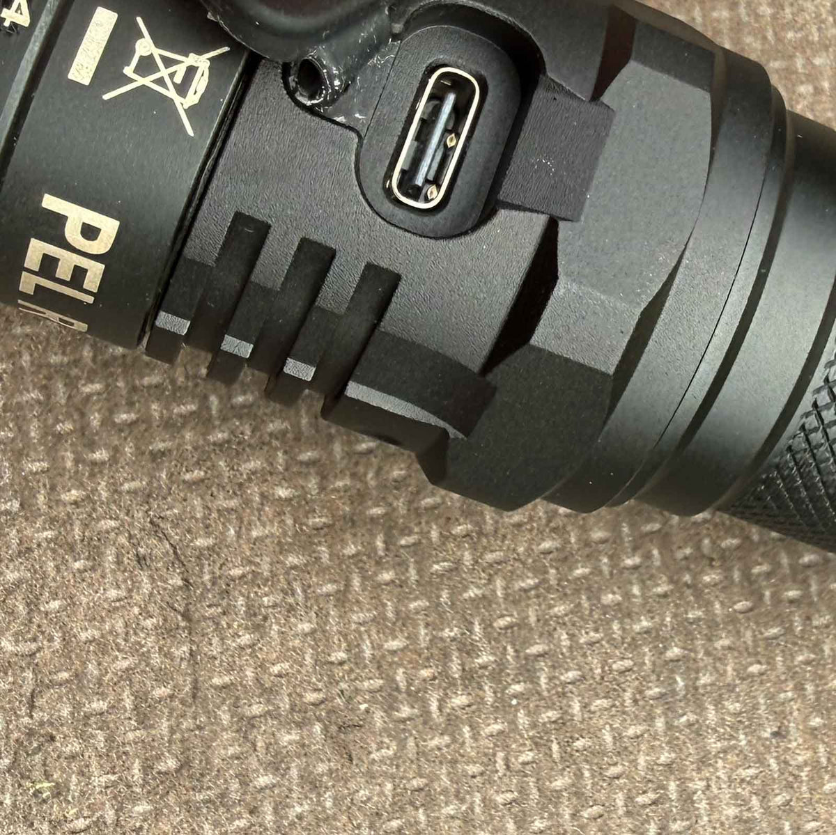 Nitecore P20iX PEL 2.0 – Polizei-Taschenlampe mit 4000 Lumen, Akku und USB-C. Ansicht mit Akku und USB-C-Ladeanschluss.