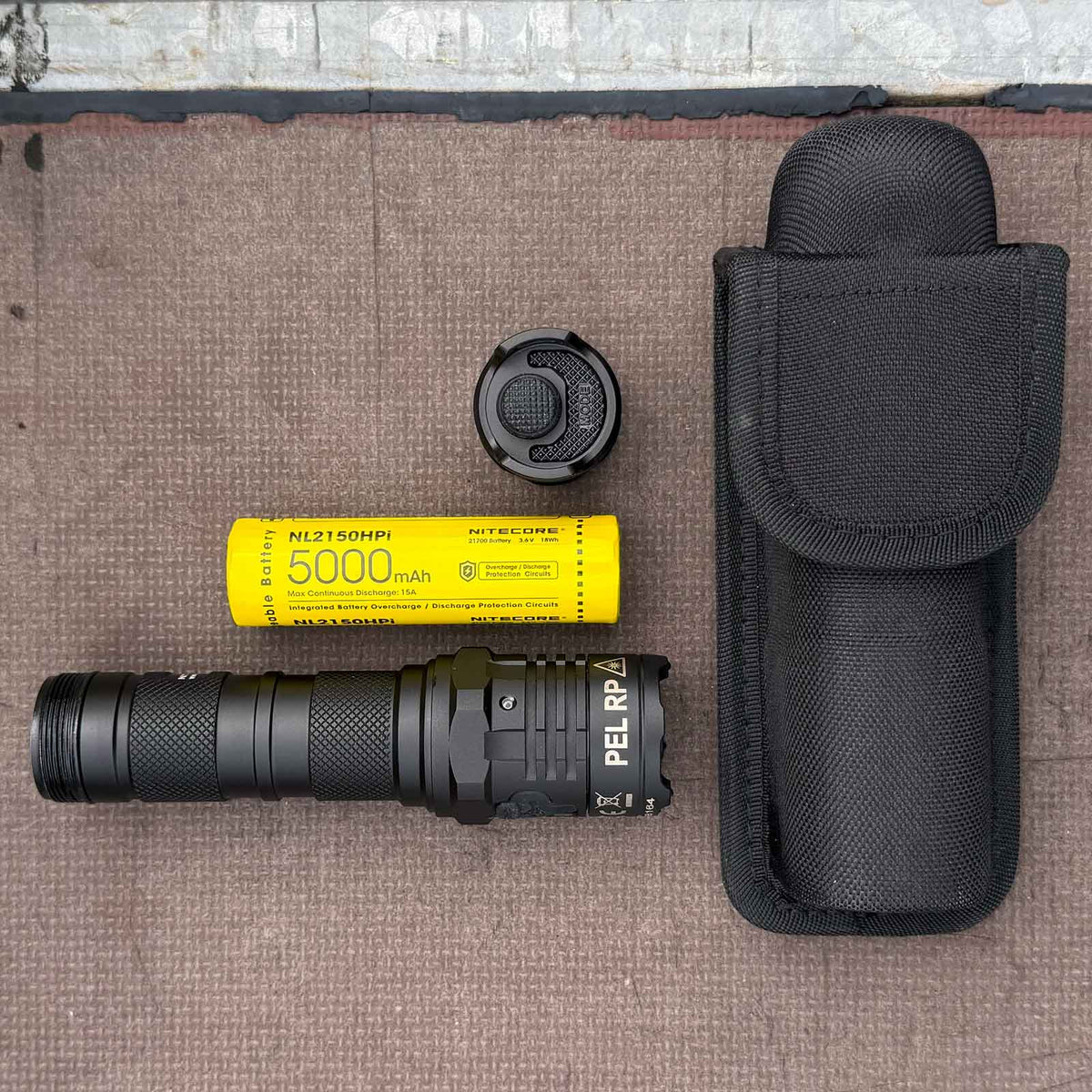 Nitecore P20iX PEL 2.0 – Polizei-Taschenlampe mit 4000 Lumen, Akku und USB-C. Übersicht des Lieferumfangs mit Einsatzlampe und Zubehör.