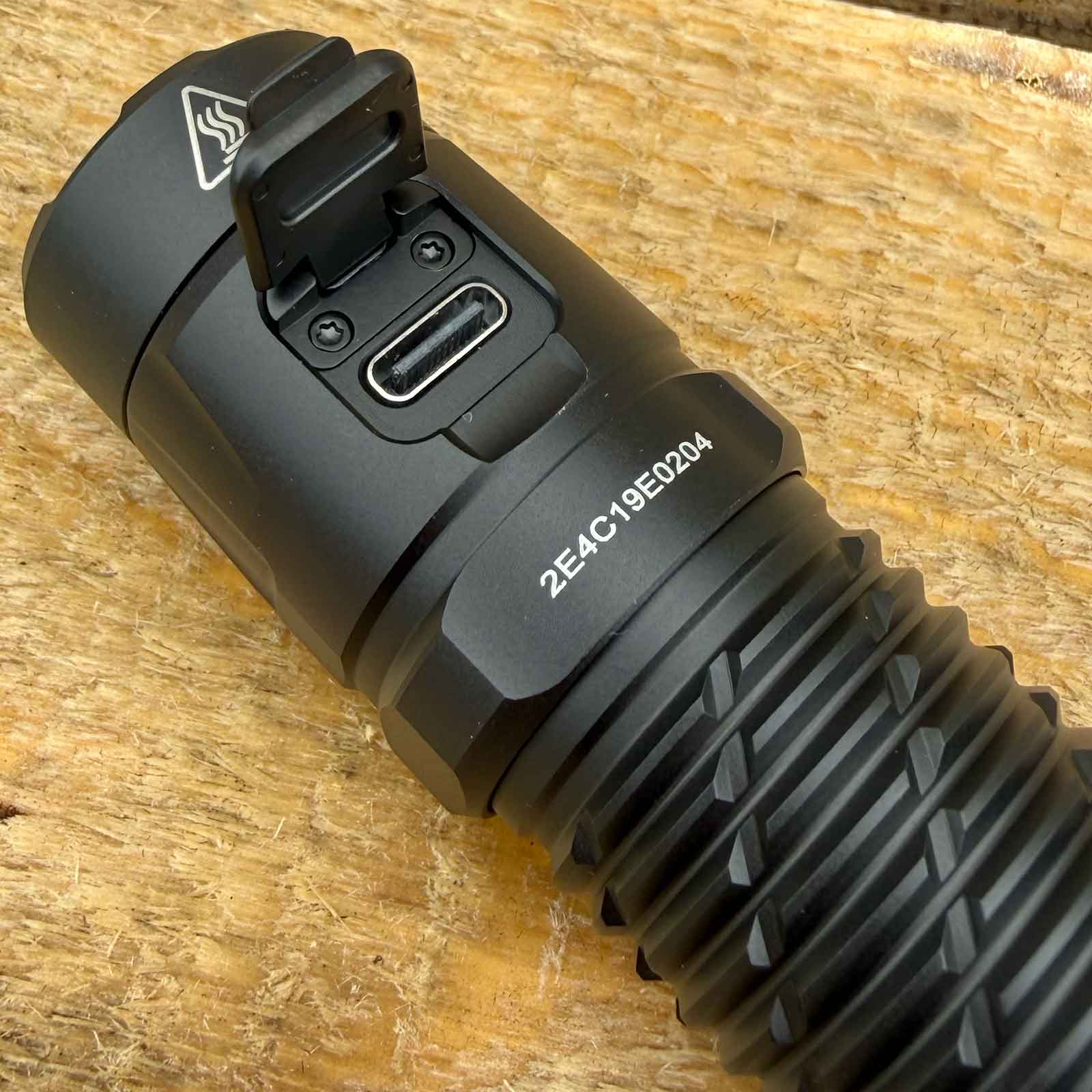 Nitecore P17iX – taktische Taschenlampe mit 5000 lm, 5500 mAh Akku, USB-C – LEDs und Reflektor / USB-C Ladeanschluss