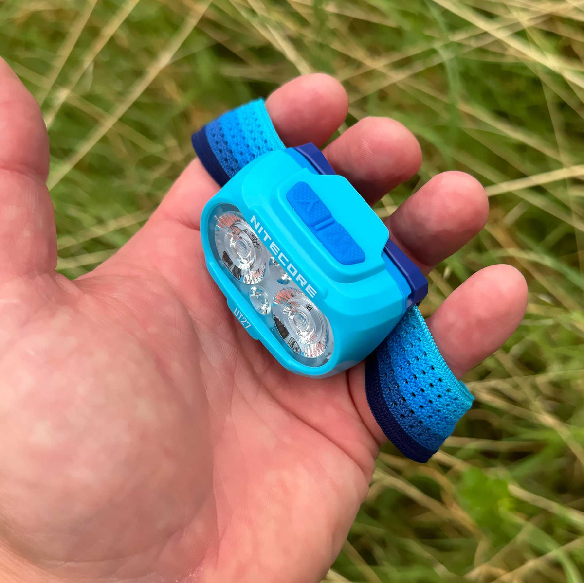 Nitecore UT27 MB – Trailrunning Stirnlampe mit 800 Lumen, 150 Lumen Rotlicht, USB-C-Akku. Übersicht der Abmessungen der Stirnlampe.