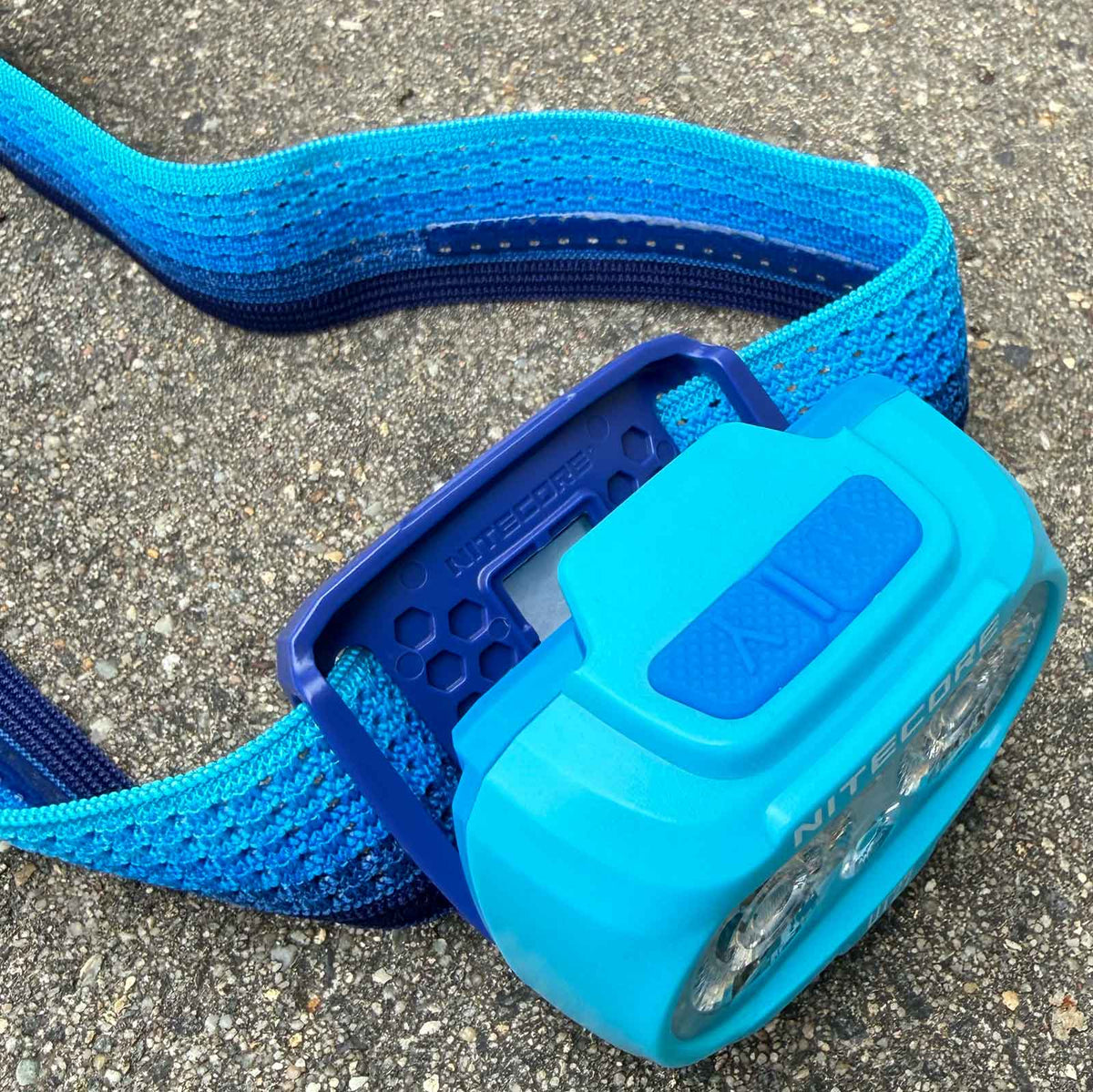 Nitecore UT27 MB – Trailrunning Stirnlampe mit 800 Lumen, 150 Lumen Rotlicht, USB-C-Akku. Detaildarstellung des neigbaren Lampenkopfs.