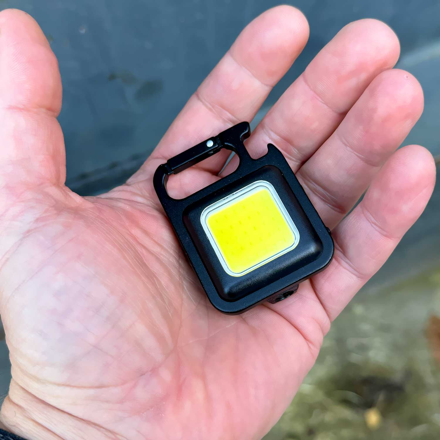 Origin Outdoors LED-Pocketleuchte 500 Lumen USB-C mit Magnet, Karabiner & Flaschenöffner – Detailansicht