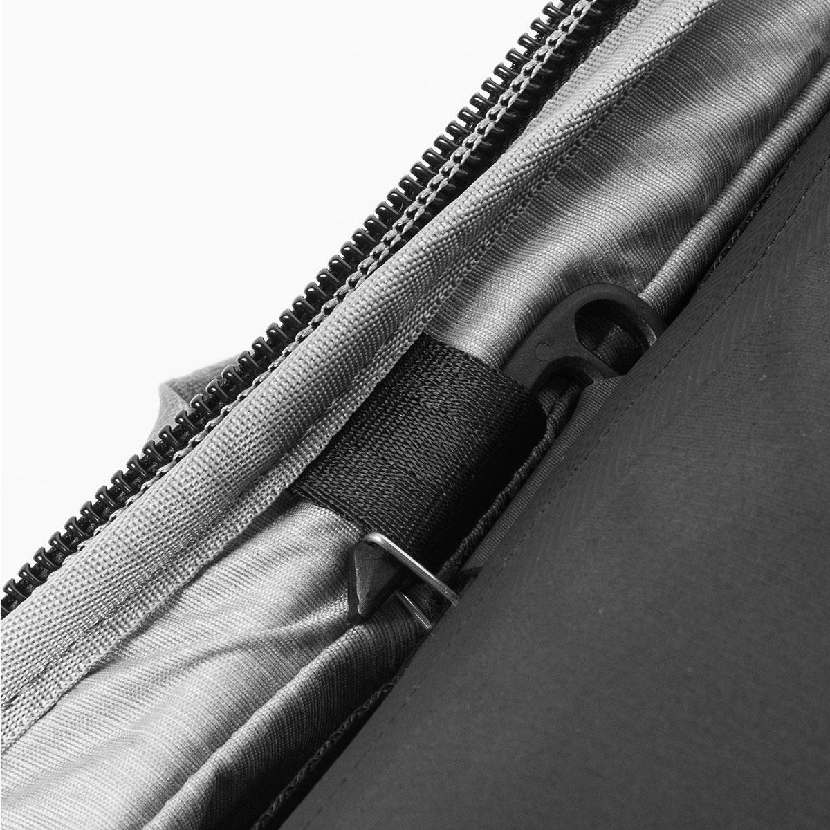 Peak Design Camera Cube V2 – Kamera-Packwürfel. Large-Ausführung mit Darstellung des Reißverschlusszugangs im Rucksack.