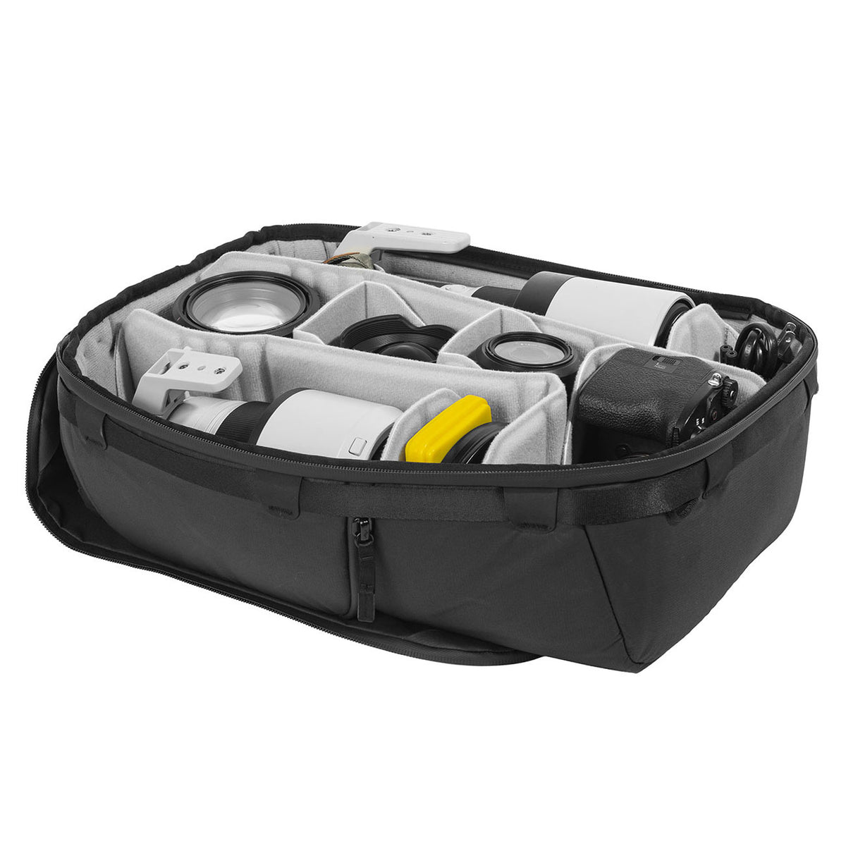 Peak Design Camera Cube V2 – Kamera-Packwürfel. Geöffnete Large-Ausführung mit Blick auf das Ordnungssystem.