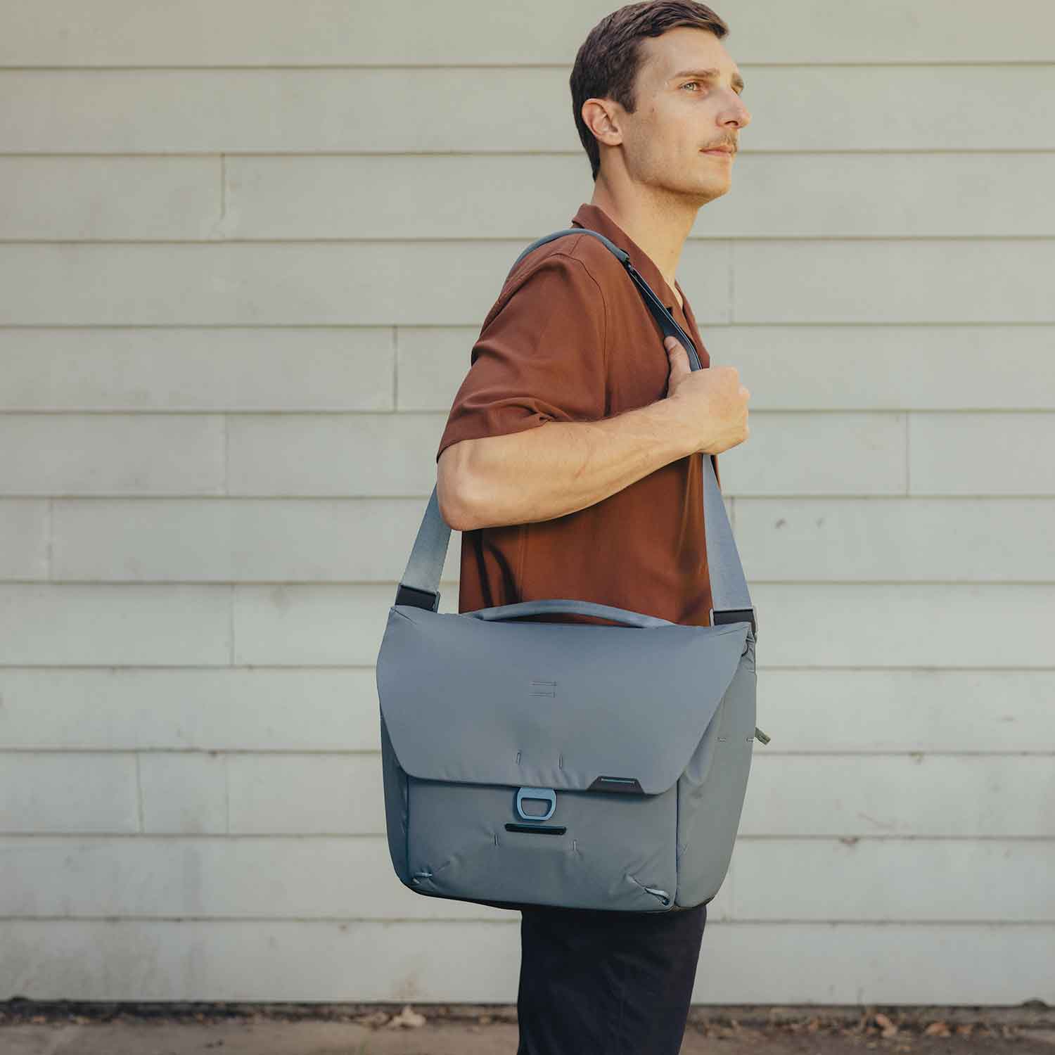 Peak Design Everyday Messenger Sling Bag 13L – Umhängetasche in 4 Farben – Detailansicht