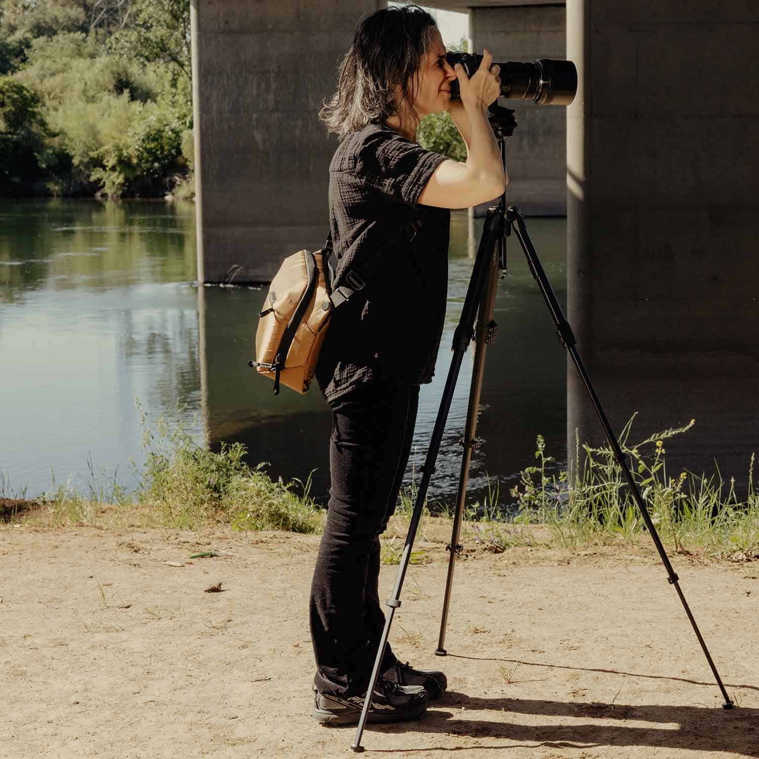 Peak Design Everyday Sling Bag 6L – Größe beim Tragen am Rücken in coyote-braun