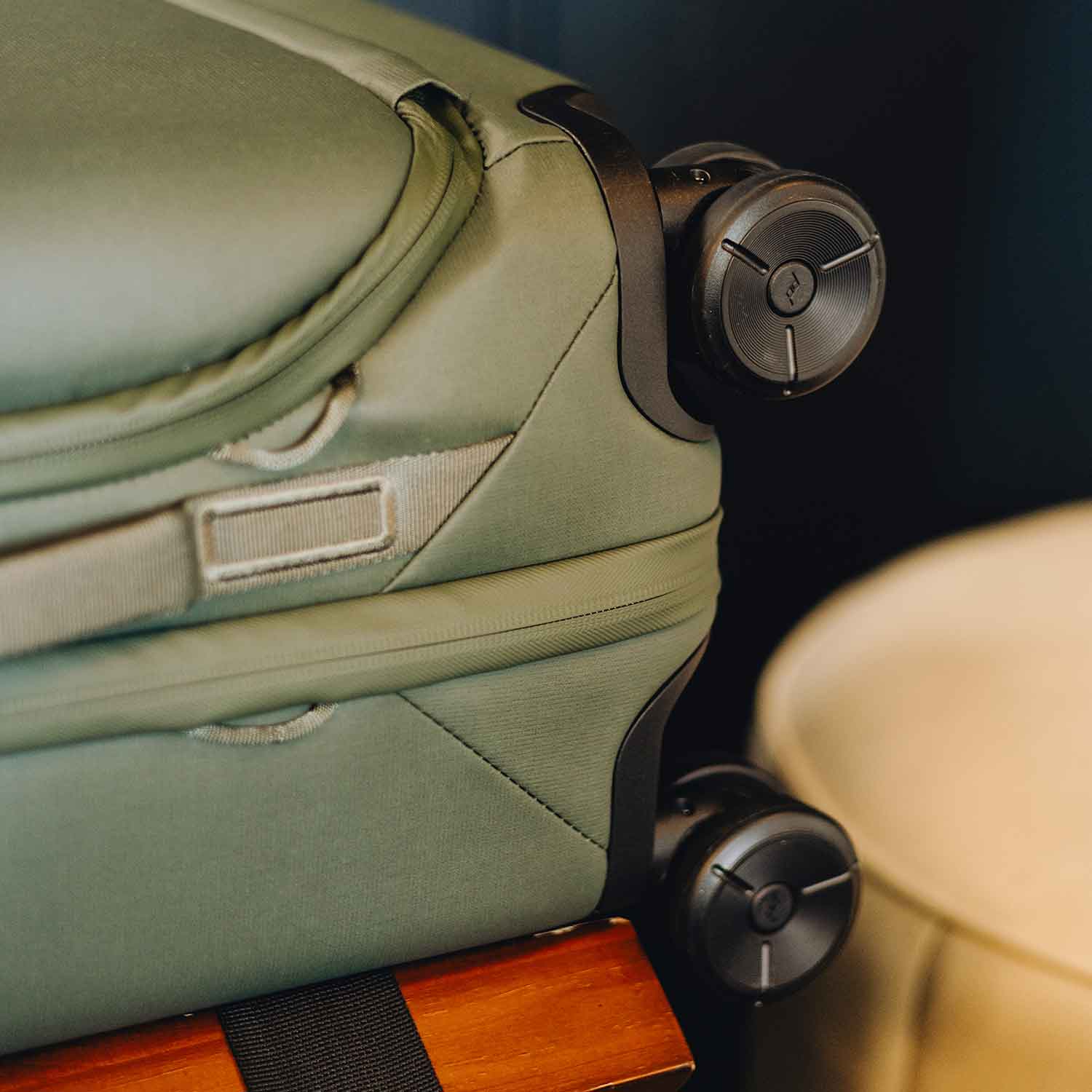 Peak Design Roller Pro Rollkoffer – Premium-Handgepäck 34-39 Liter in 3 Farben – Detailansicht