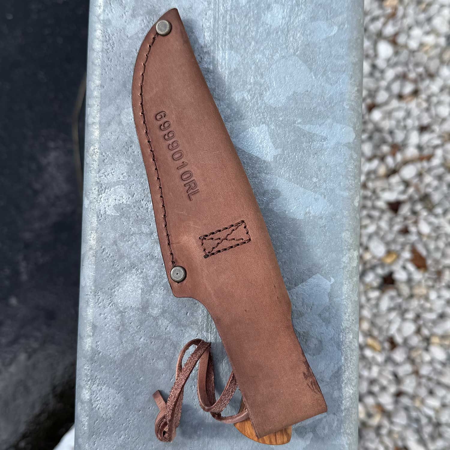 Puma SGB Coyote Outdoor Messer mit Olivenholz Griffschalen & handgenähter Lederscheide – Detailansicht