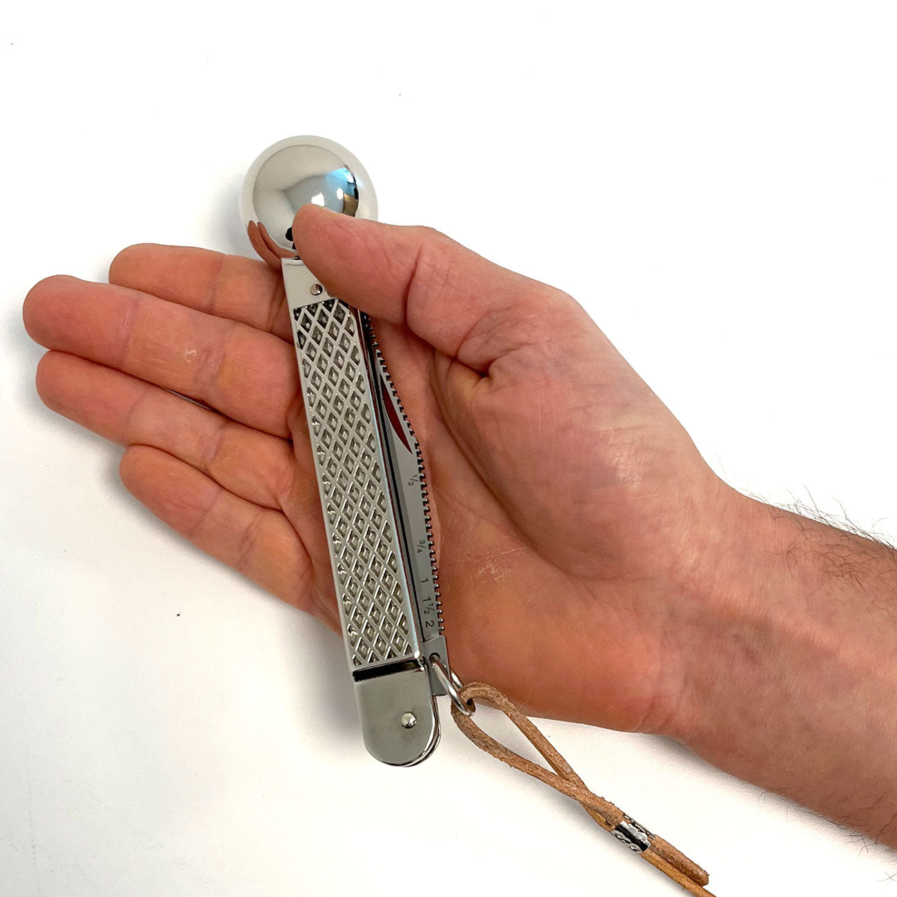 Puma Waagemesser - Anglermesser mit Fischwaage, Schupper und Betäuberkugel – Detailansicht