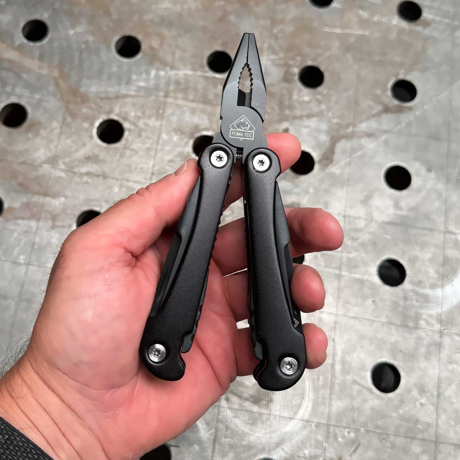 PUMA TEC BlackTrek – kompaktes Multitool mit 11 Werkzeugen & Nylonetui