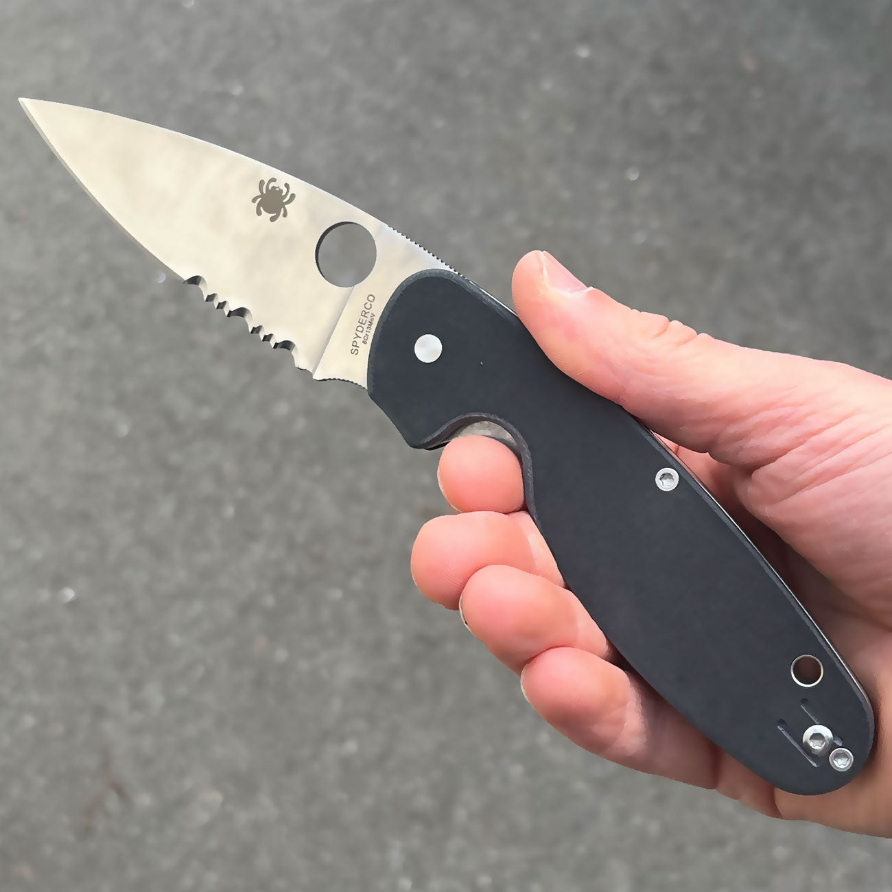 Spyderco Emphasis Black G10 CombinationEdge Taschenmesser mit Tip Up Clip schwarz – Detailansicht