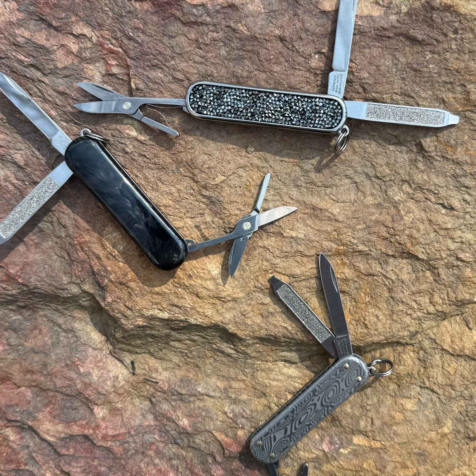 Victorinox Classic SD Brilliant Taschenmesser in 3 Varianten - Limited Edition – Produktansicht des Messers – Detailansicht 17