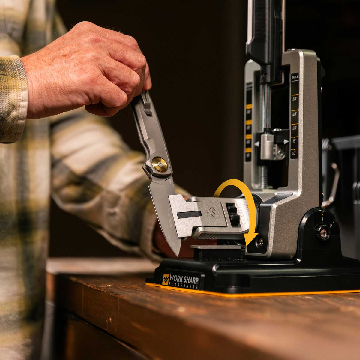 Work Sharp Professional Precision Adjust Elite – Messerschärfsystem mit digitaler Winkelanzeige. Detailansicht eines Messers im geführten Schärfsystem.
