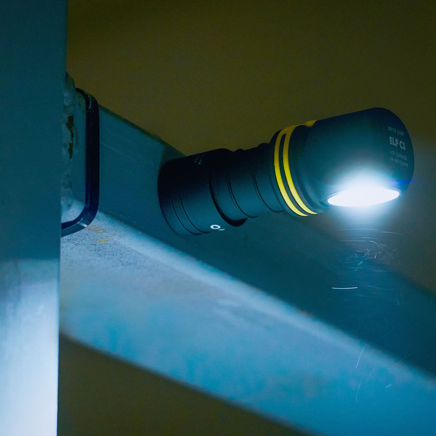 Armytek Elf C1 18350 – LED Stirnlampe mit USB-C Ladefunktion in 2 Lichtfarben – Detailansicht