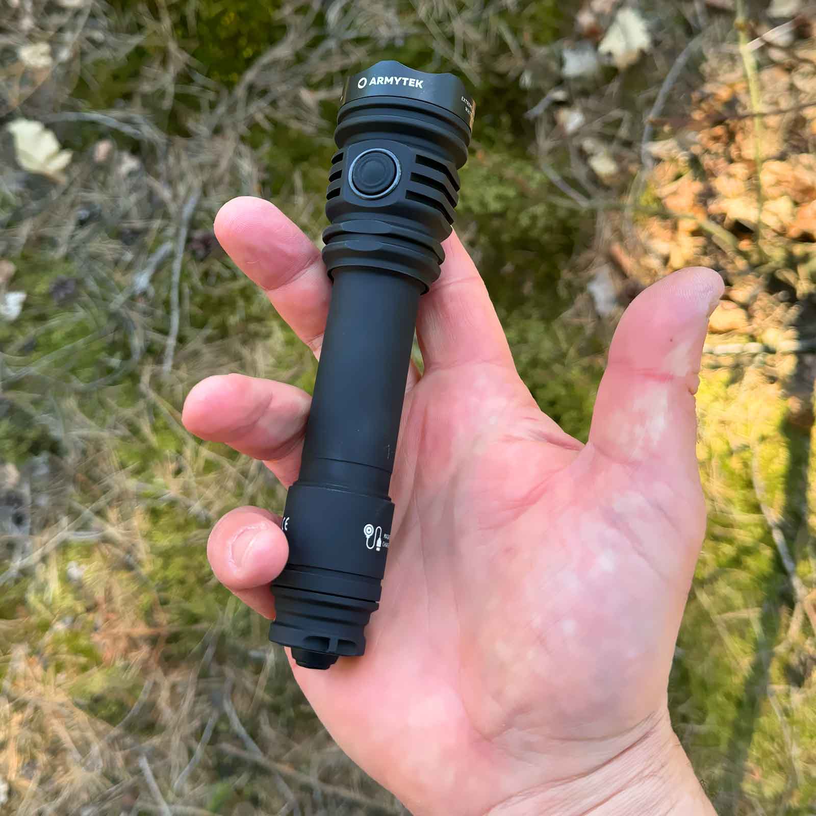 Armytek Predator Pro Max Magnet USB PCB White – Größenvergleich in der Hand