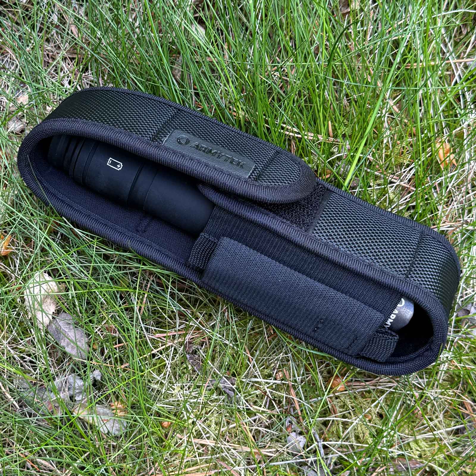 Armytek Viking Pro Max Magnet USB PCB White Taschenlampe - Detailansicht Holster