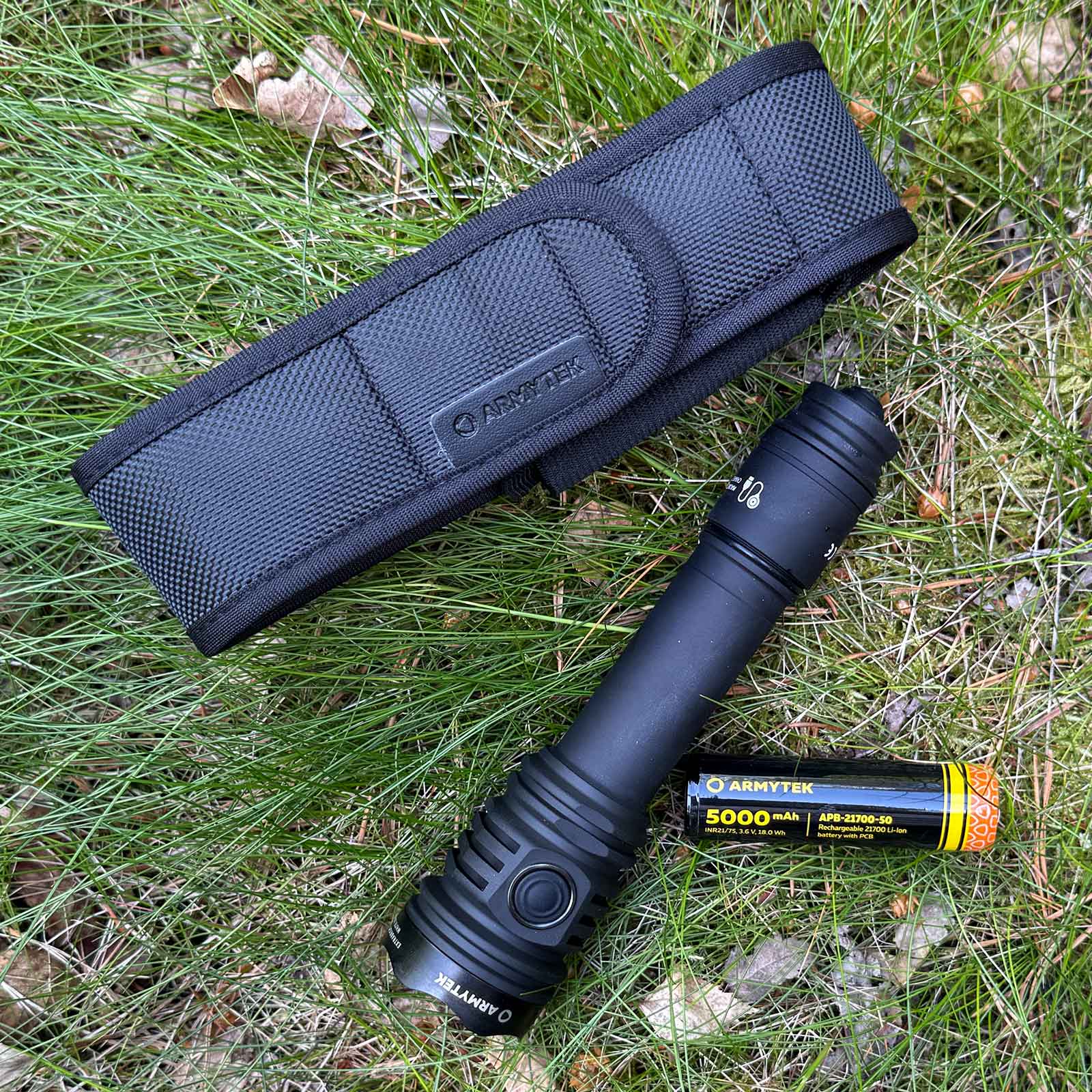 Armytek Viking Pro Max Magnet USB PCB White Taschenlampe - Detailansicht Holster & Akku