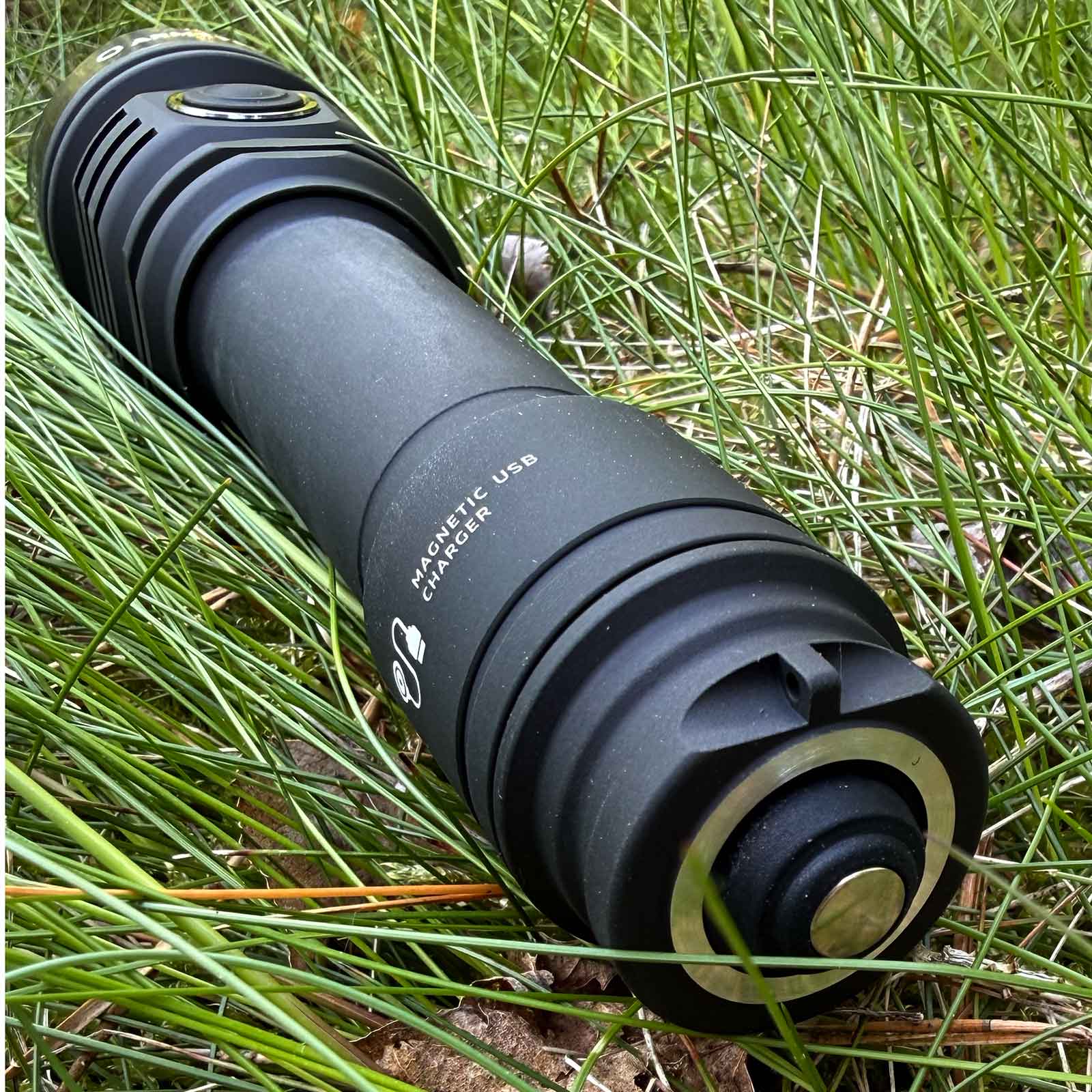 Armytek Viking Pro Max Magnet USB PCB White Taschenlampe - Detailansicht von hinten