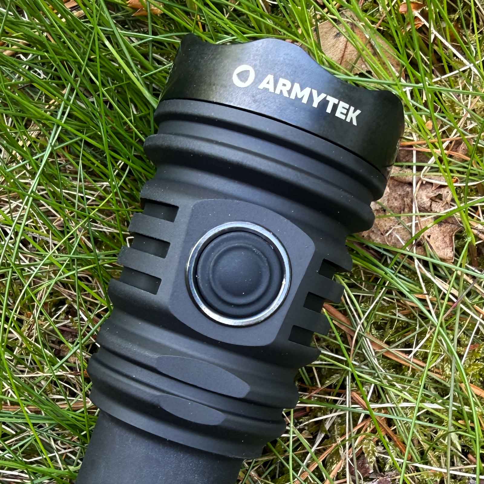 Armytek Viking Pro Max Magnet USB PCB White Taschenlampe - Detailansicht Taster & Schalter