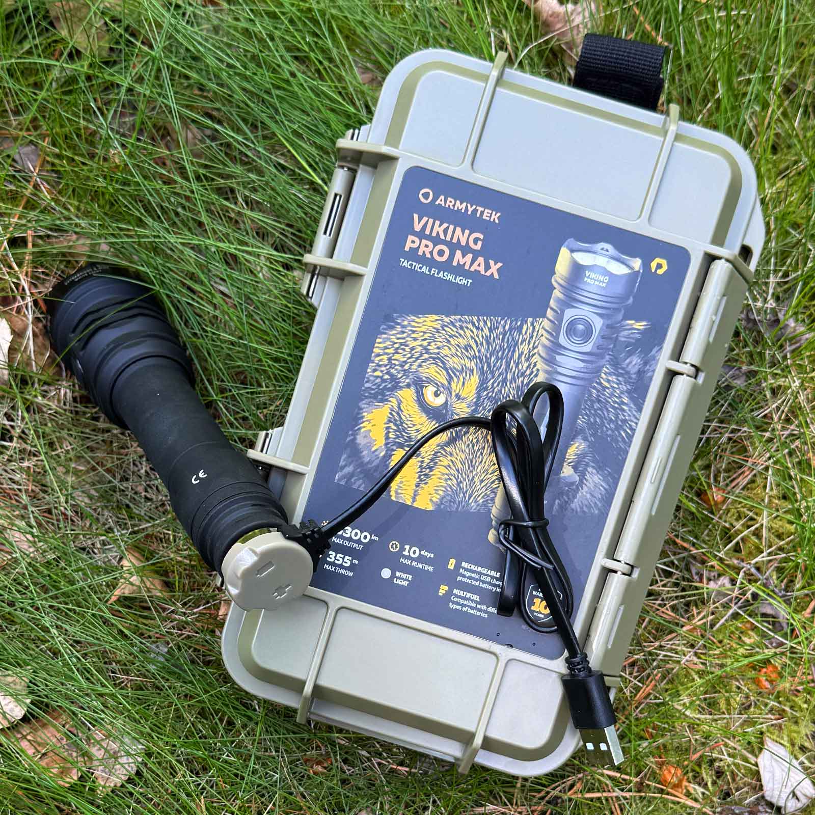 Armytek Viking Pro Max Magnet USB PCB White Taschenlampe - Detailansicht Magnetlader & Hardcase