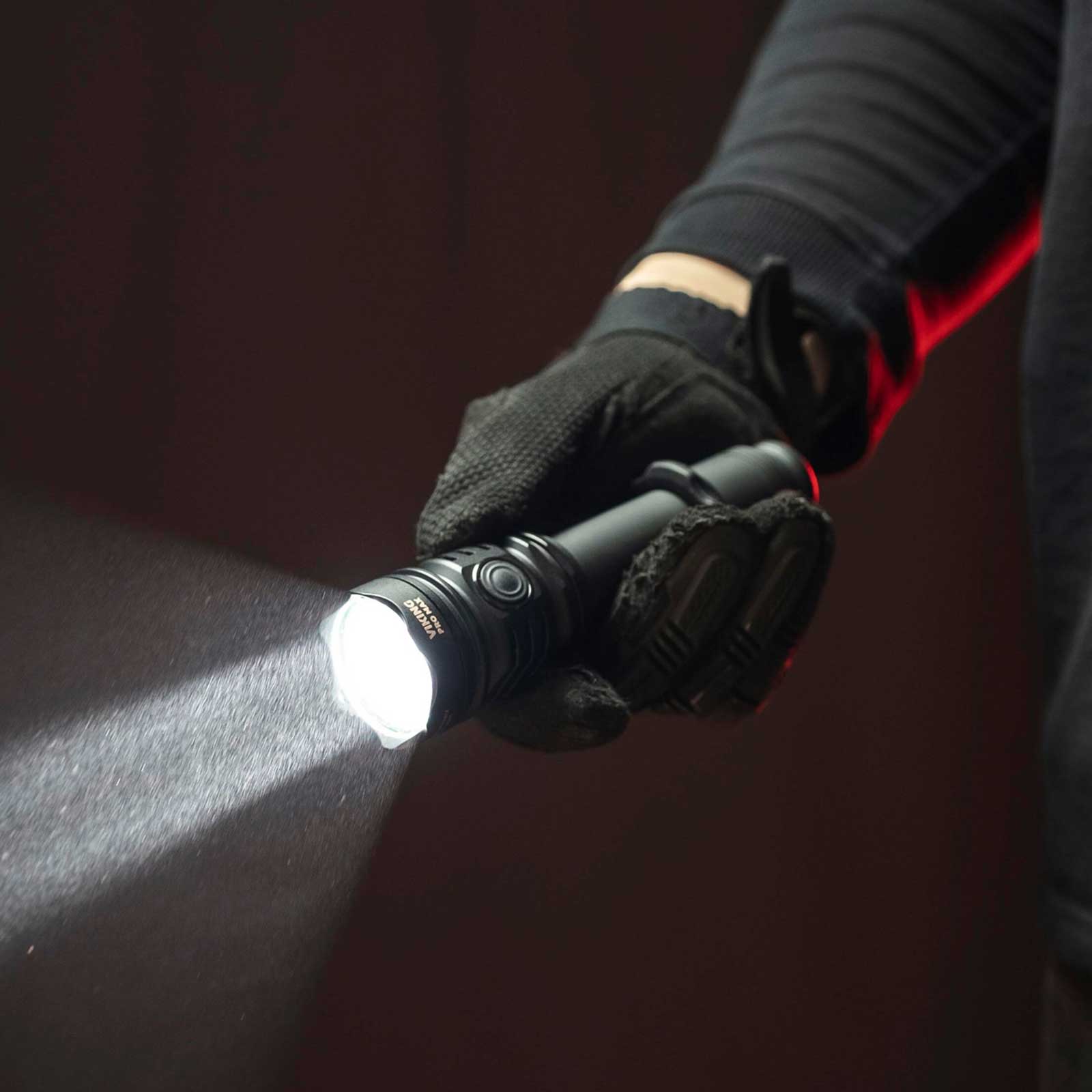 Armytek Viking Pro Max – Taktische Taschenlampe mit 5300 lm, Akku und Magnetladekabel – Viking tactical flashlight