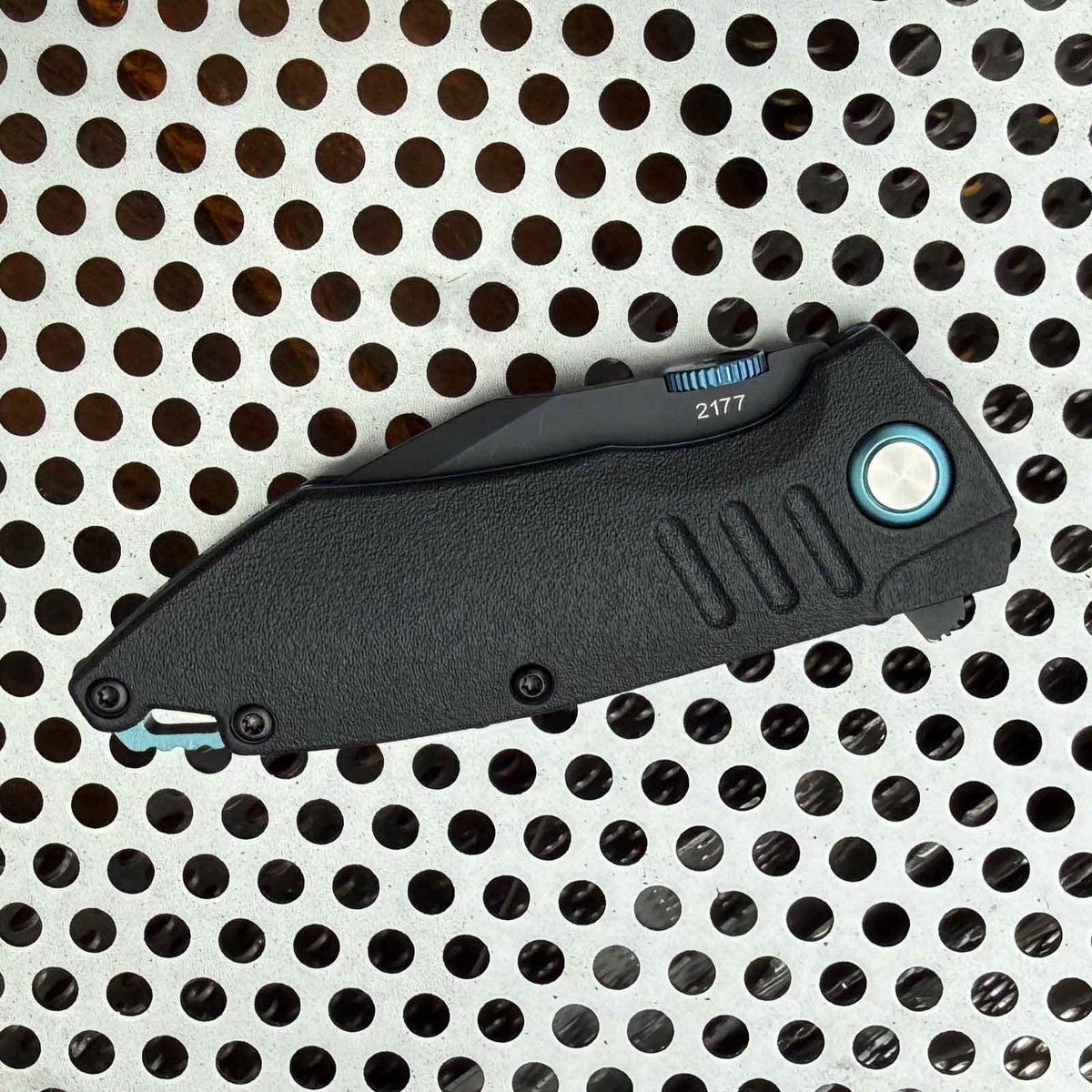 Böker Plus Bend – kompaktes Assisted-Opener-Taschenmesser mit D2-Klinge. Produktansicht des kompakten EDC-Messers für den Alltag.
