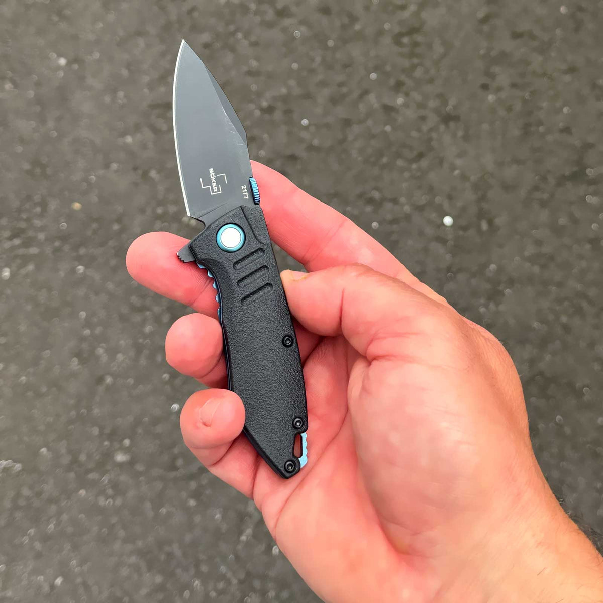 Böker Plus Bend – kompaktes Assisted-Opener-Taschenmesser mit D2-Klinge. Größenvergleich des Taschenmessers in der Hand.