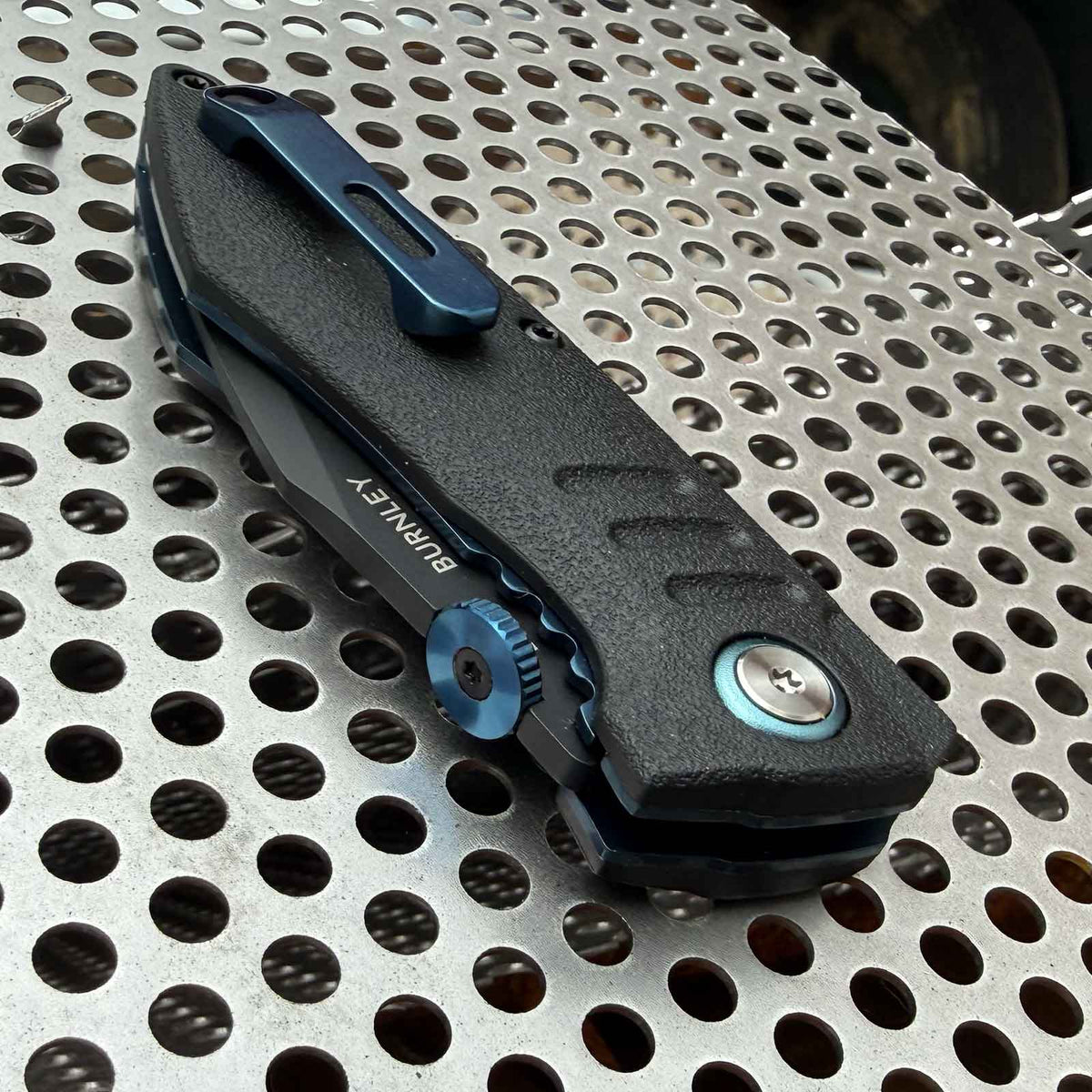 Böker Plus Bend – kompaktes Assisted-Opener-Taschenmesser mit D2-Klinge. Produktansicht des kompakten Klappmessers, Modell 01BO799.