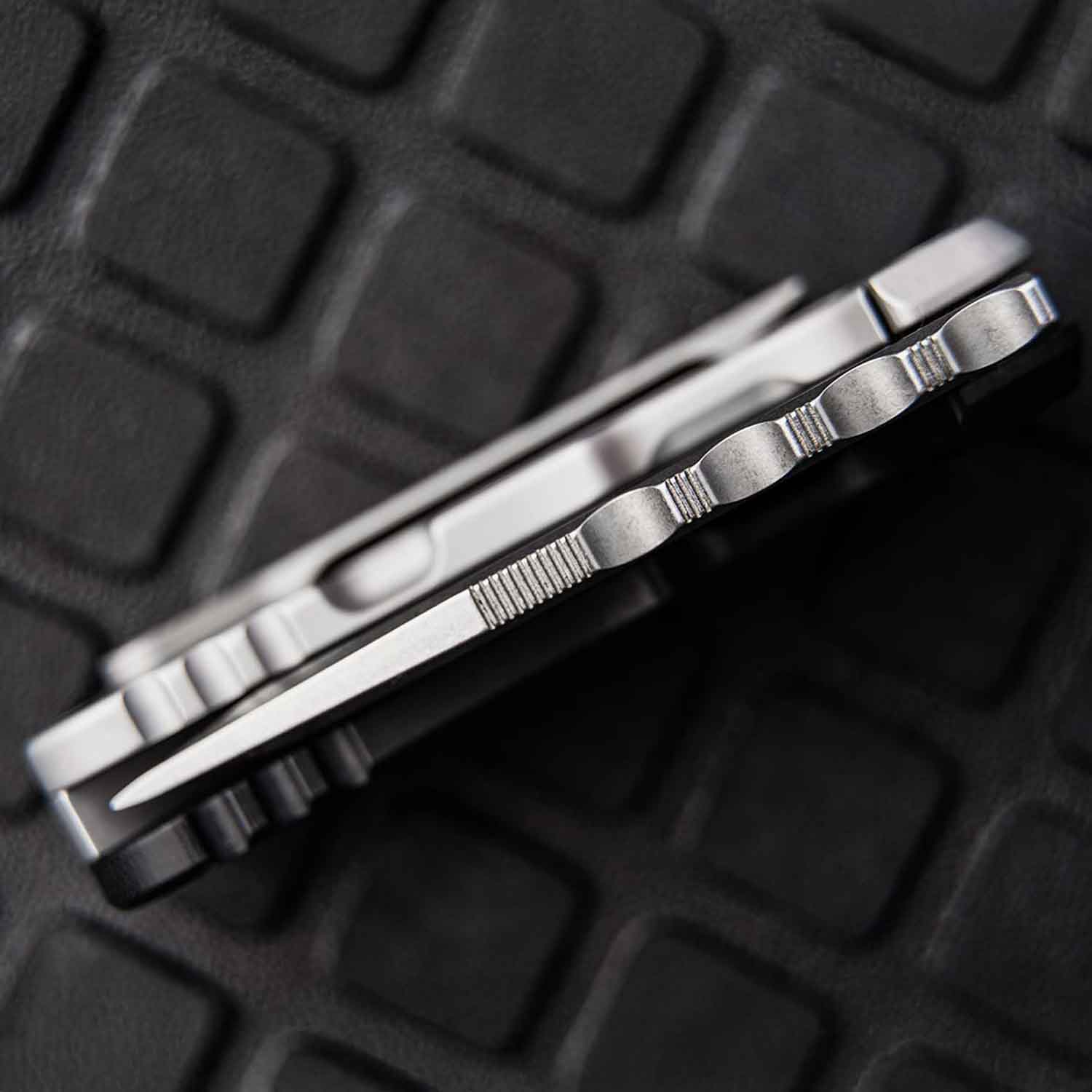 Böker Plus Dvalin Folder Tanto – EDC-Taschenmesser mit D2-Klinge und Clip – Detailansicht