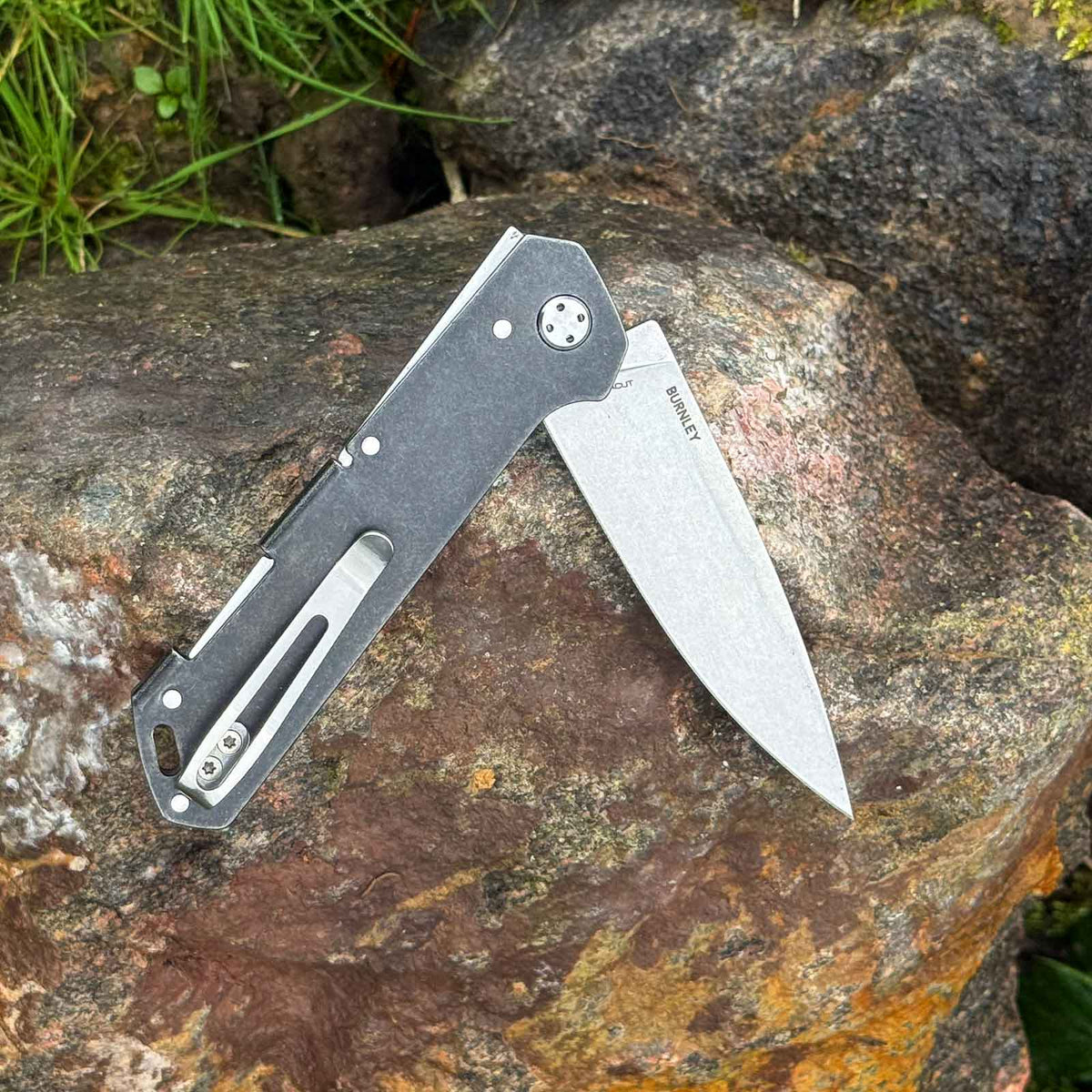 Böker Kihon Bifold 42a – Zweihand-Taschenmesser mit MagnaCut Klinge & Tip-Up Clip – Detailansicht