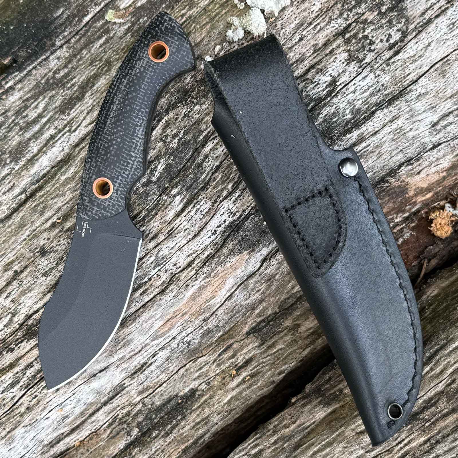 Böker Plus Nessmi Pro Black – kompaktes D2 Outdoormesser mit schwarzer Lederscheide