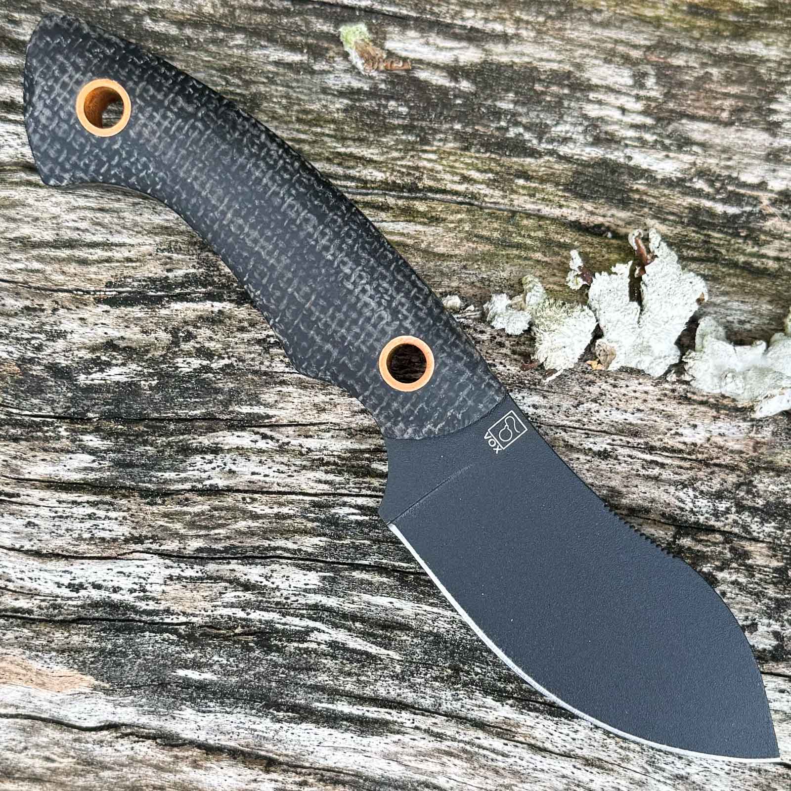 Böker Plus Nessmi Pro Black – kompaktes D2 Outdoormesser mit schwarzer Lederscheide