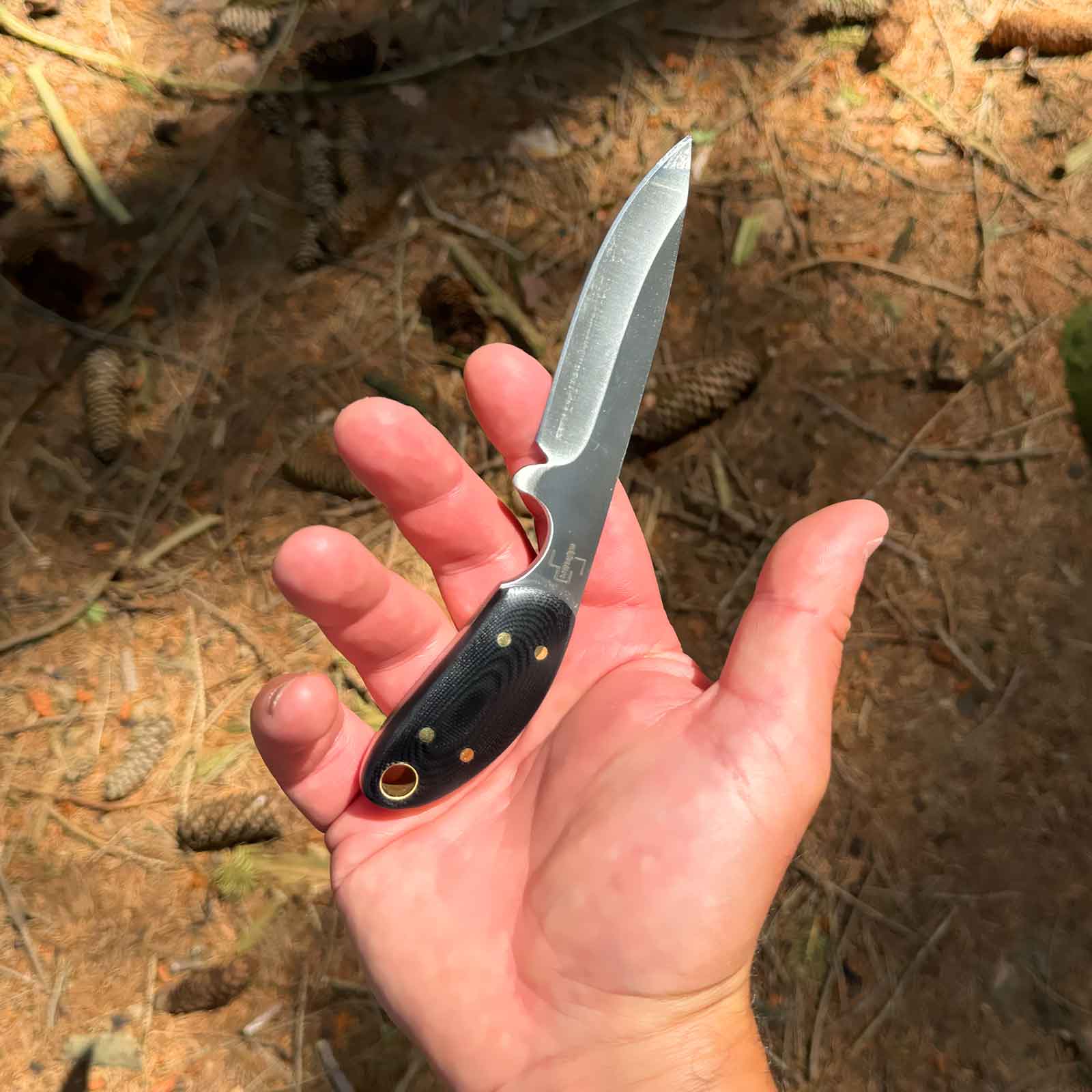 Böker Plus Pocket Knife 2.0 – Fahrtenmesser mit Kydexscheide – Größenvergleich in der Hand