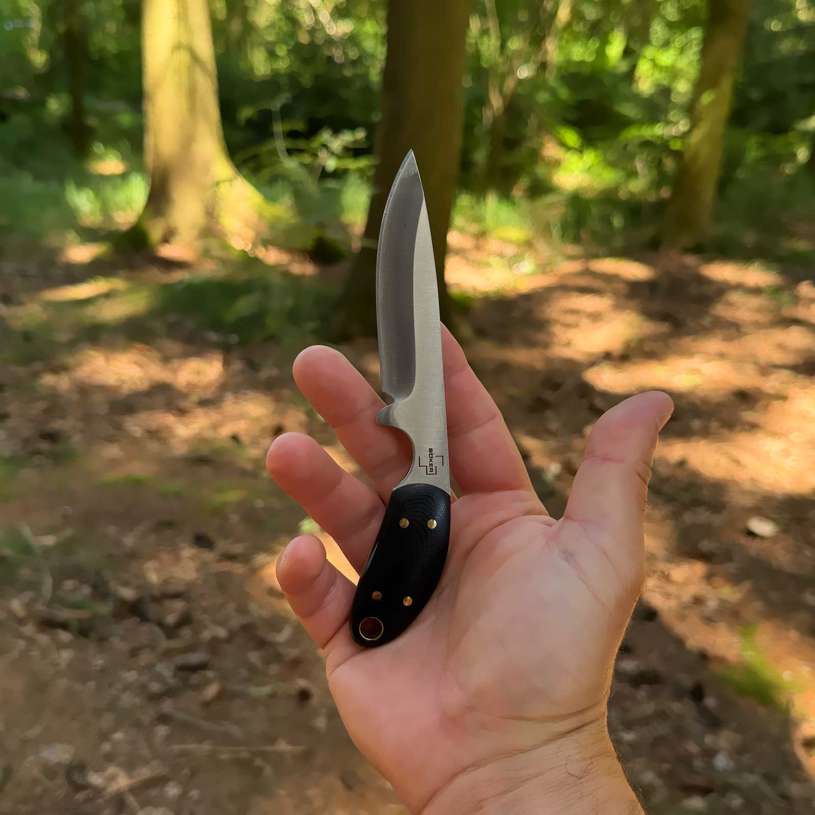 Böker Plus Pocket Knife 2.0 – Fahrtenmesser mit Kydexscheide – Größenvergleich in der Hand