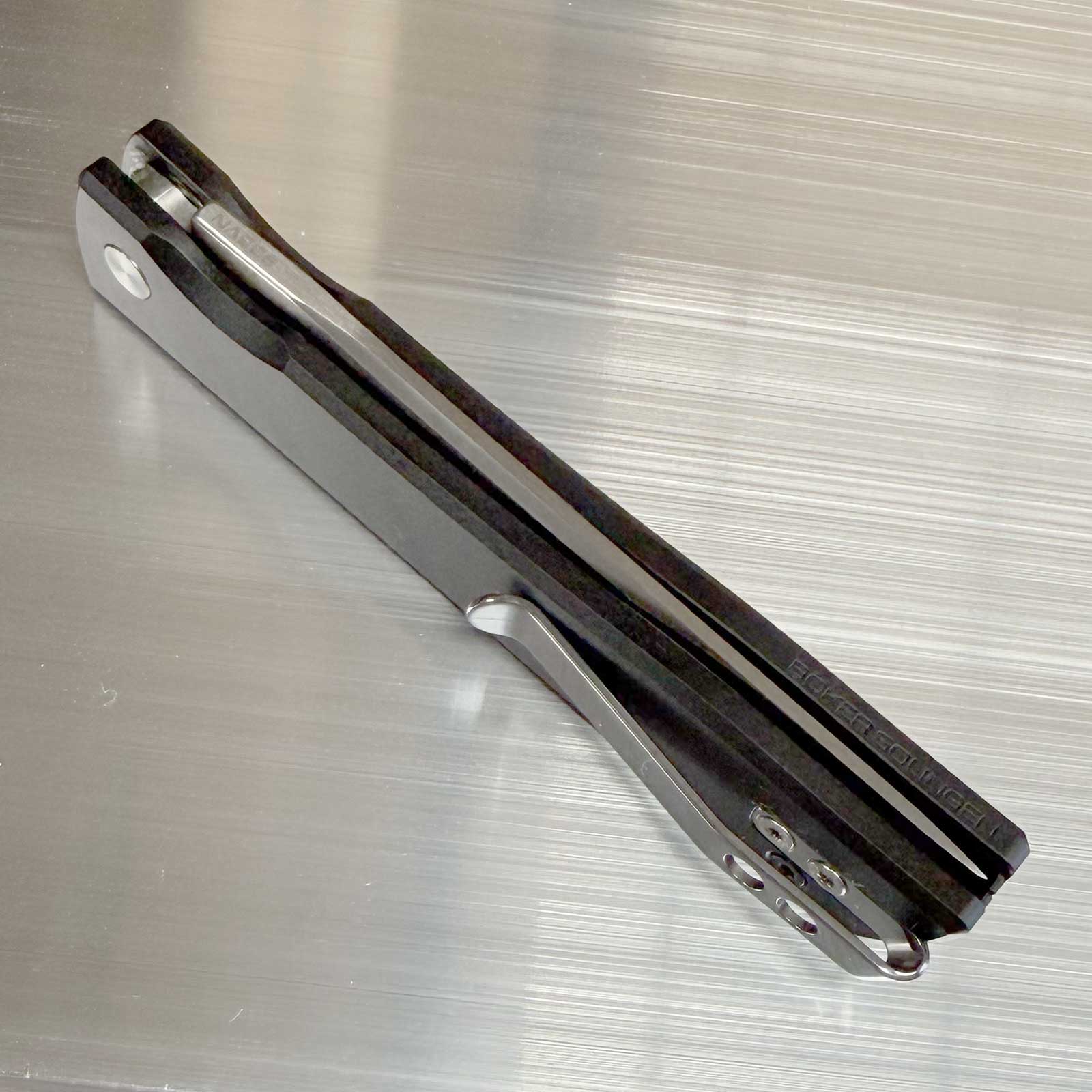 Böker Urban Trapper NonLock 42 S35VN Taschenmesser - Detailansicht Klinge & Griffschalen