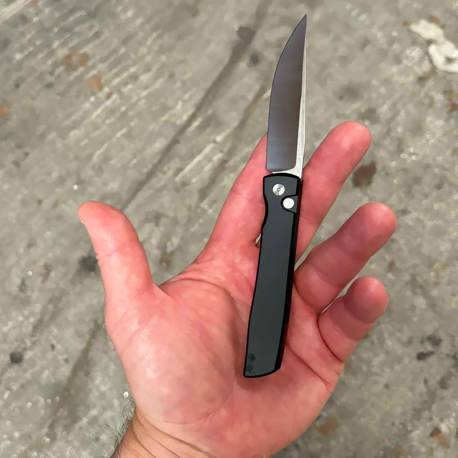 Böker Urban Trapper NonLock 42 S35VN Taschenmesser - Ansicht des Messers in der Hand