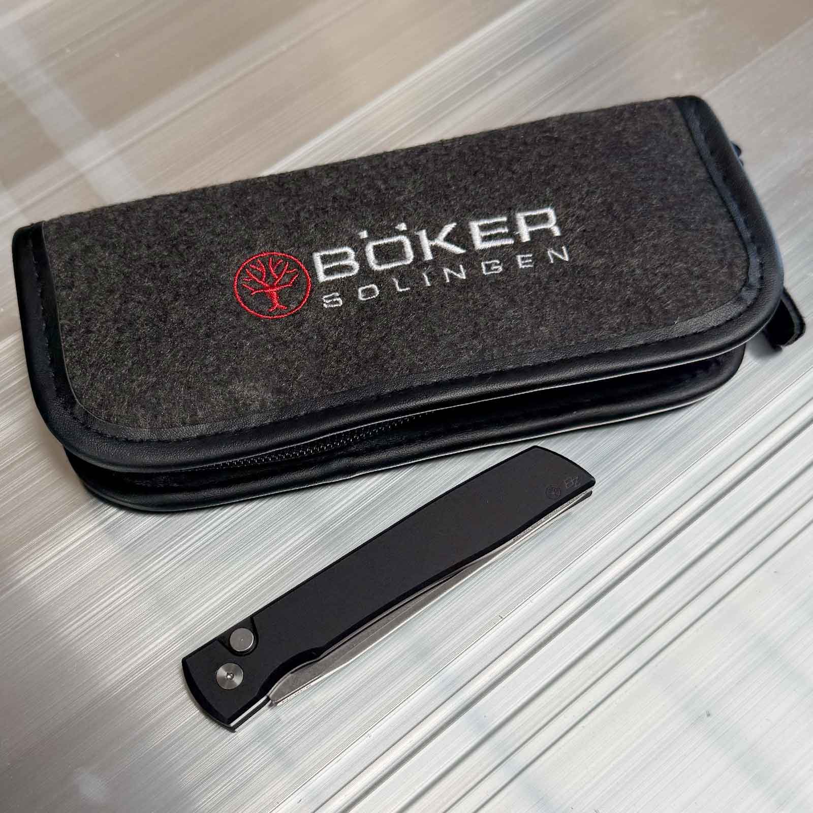 Böker Urban Trapper NonLock 42 S35VN Taschenmesser - Ansicht des mitgelieferten Etuis