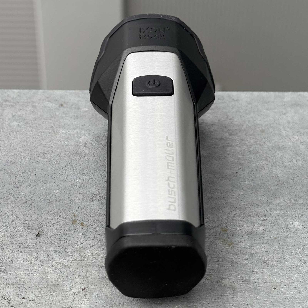 Busch+Müller IXON Rock – Akku-Fahrradscheinwerfer mit 100 Lux & Powerbank