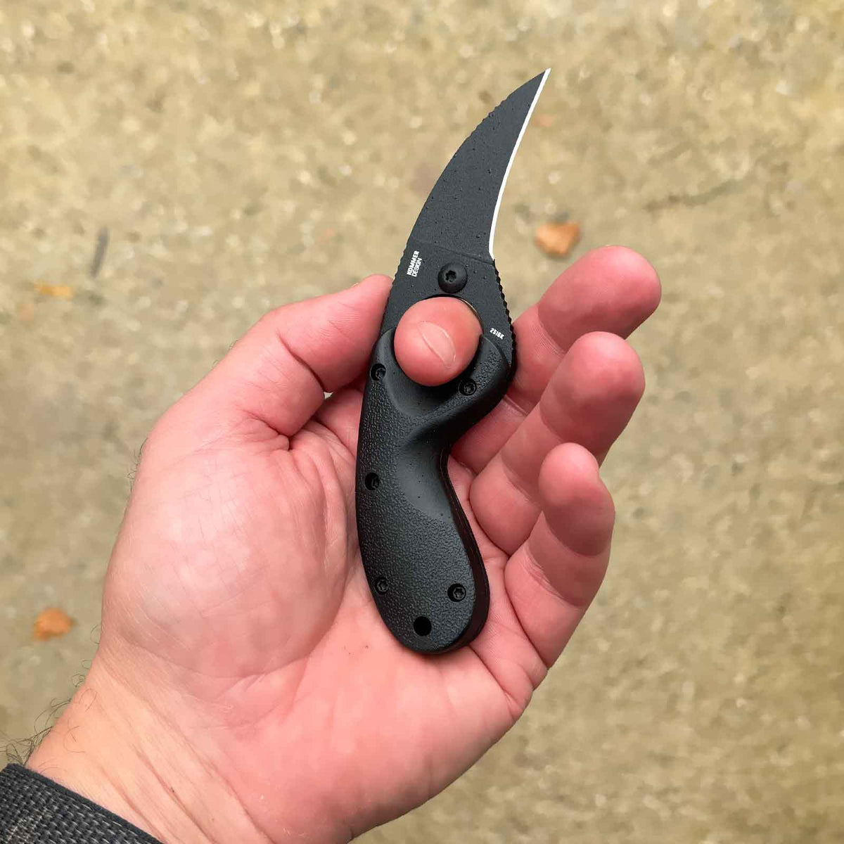 CRKT Bear Claw GRN All Black Outdoormesser inkl. Nylonscheide mit Clip – in der Hand als Größenvergleich