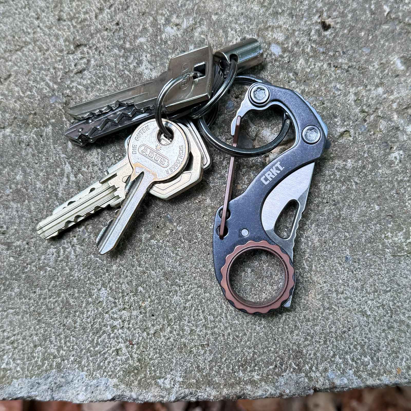 CRKT Compano – Mini-Taschenmesser mit Karabiner für den Schlüsselbund