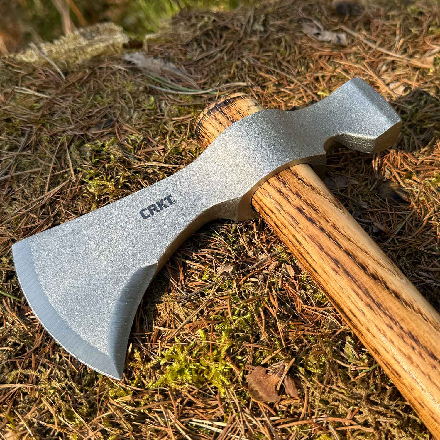 CRKT Woods Chogan T-Hawk Axt / Tomahawk - Outdoor Handbeil mit Hickoryholzgriff – Detailansicht