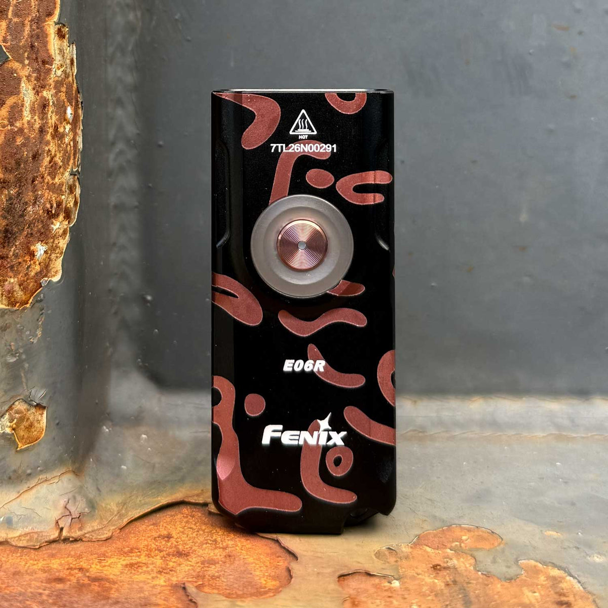 Fenix E06R – Schlüsselbundlampe mit 700 Lumen, UV-Licht und rotem Laser. Graffiti-Ausführung im Camouflage-Design mit bis zu 700 Lumen.