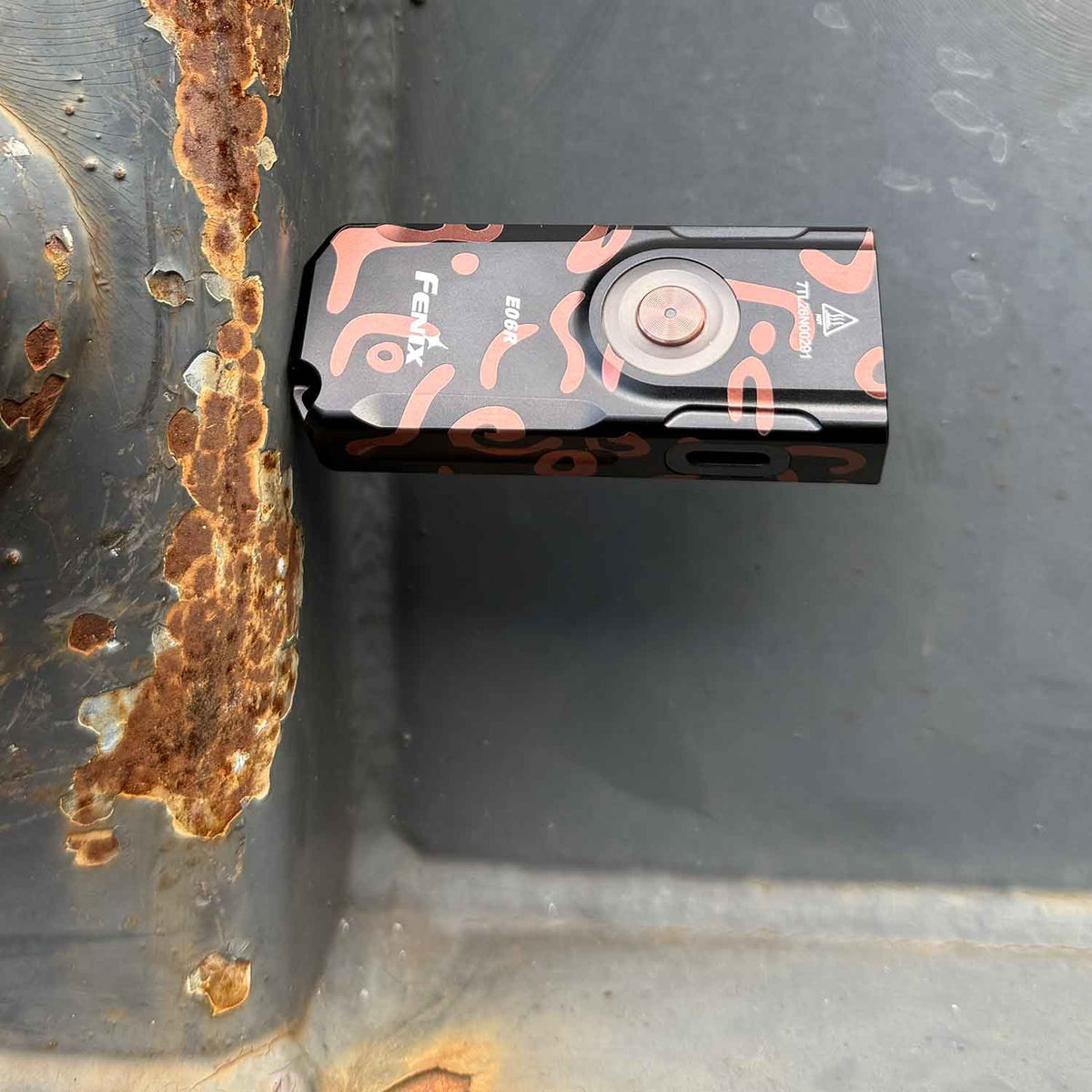 Fenix E06R – Schlüsselbundlampe mit 700 Lumen, UV-Licht und rotem Laser. Graffiti-Ausführung als magnetische Leuchte für Haushalt und Werkstatt mit bis zu 700 Lumen.