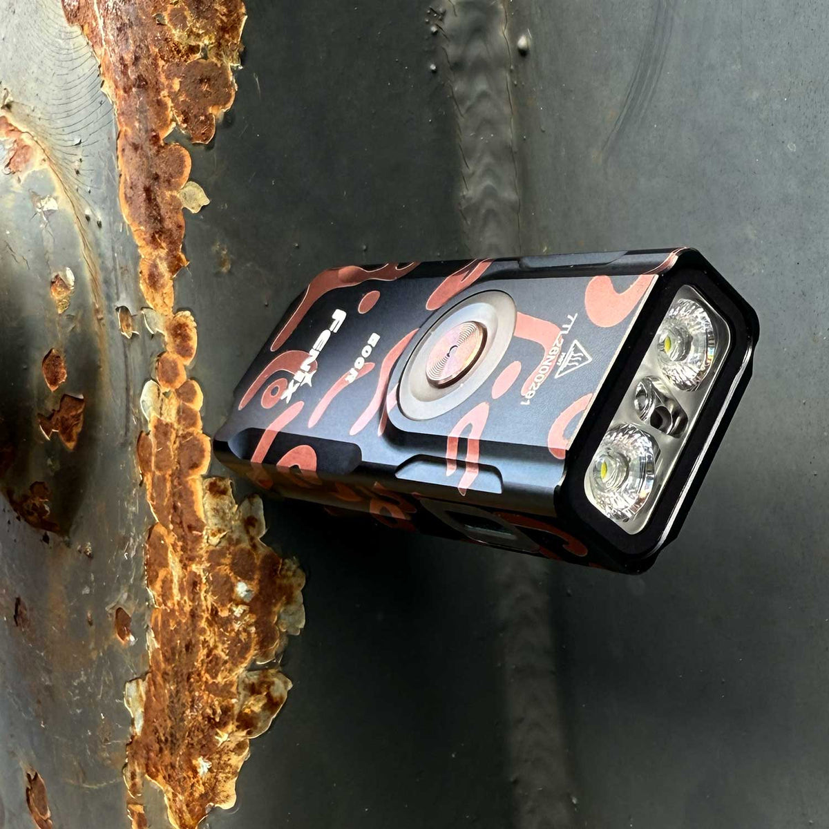 Fenix E06R – Schlüsselbundlampe mit 700 Lumen, UV-Licht und rotem Laser. Graffiti-Ausführung mit Magnetfuß zur Befestigung an Metallflächen.